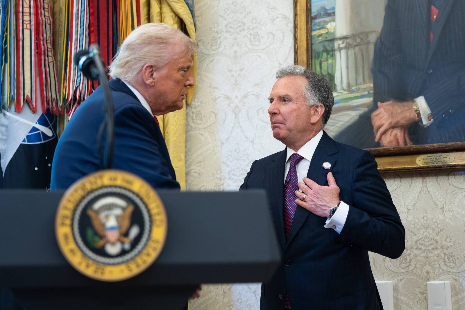 Президент США Дональд Трамп и спецпосланник США Стив Уиткофф.