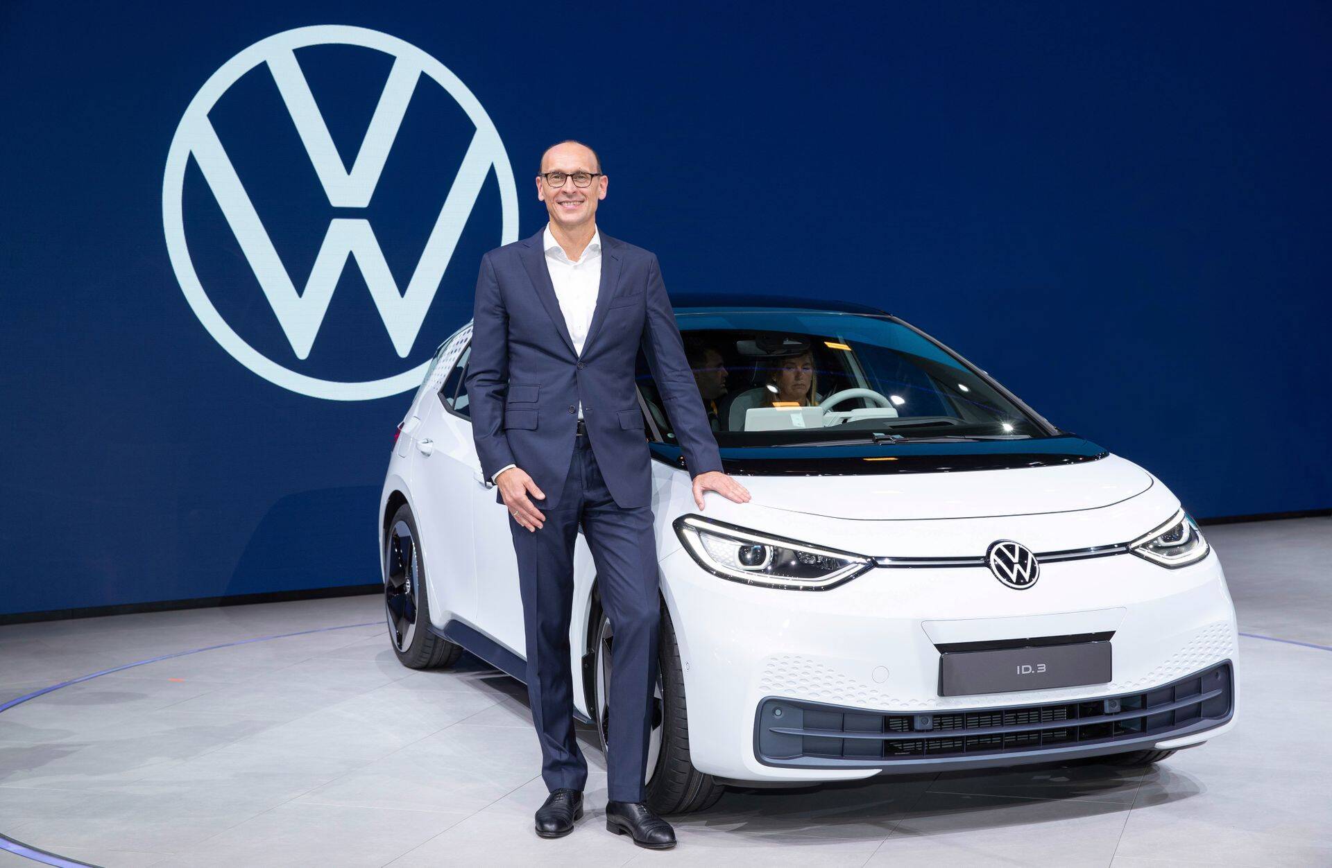 Volkswageni tegevjuht Ralf Brandstätter mullu sügisel müüma hakatud elektriautoga ID.3, mille turuletulekut lükkasid edasi tarkvaraprobleemid.
