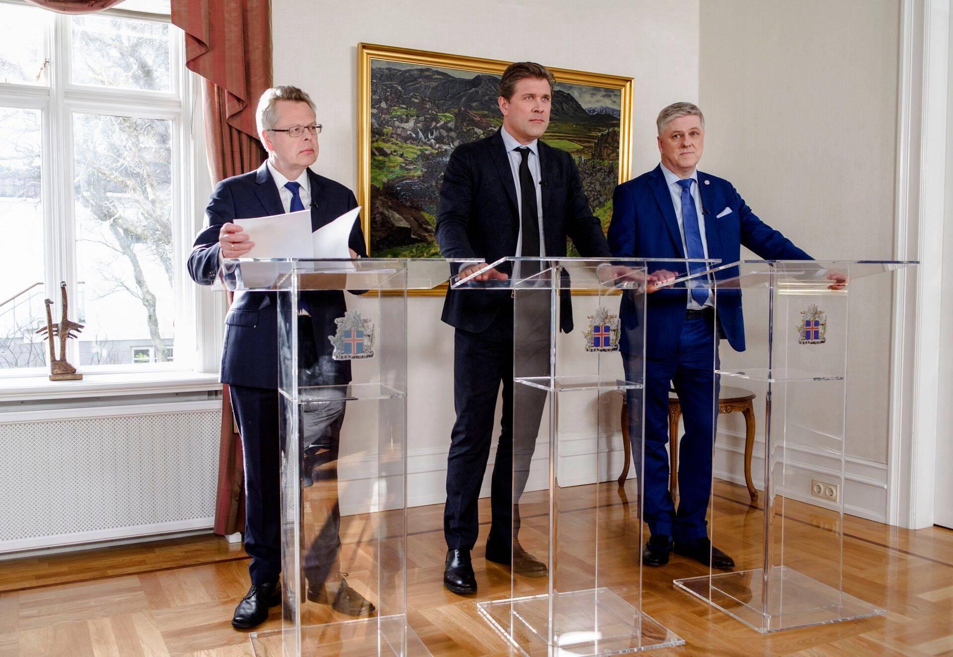 Islandi keskpanga juht Mar Gudmundsson, peaminister Bjarni Benediktsson ja rahandusminister Benedikt Johannesson teatamas valuutapiirangute kaotamisest