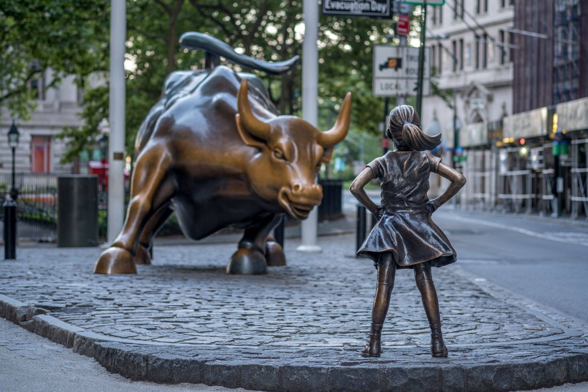 Kartmatu tüdruk Wall Streeti pulli ees.