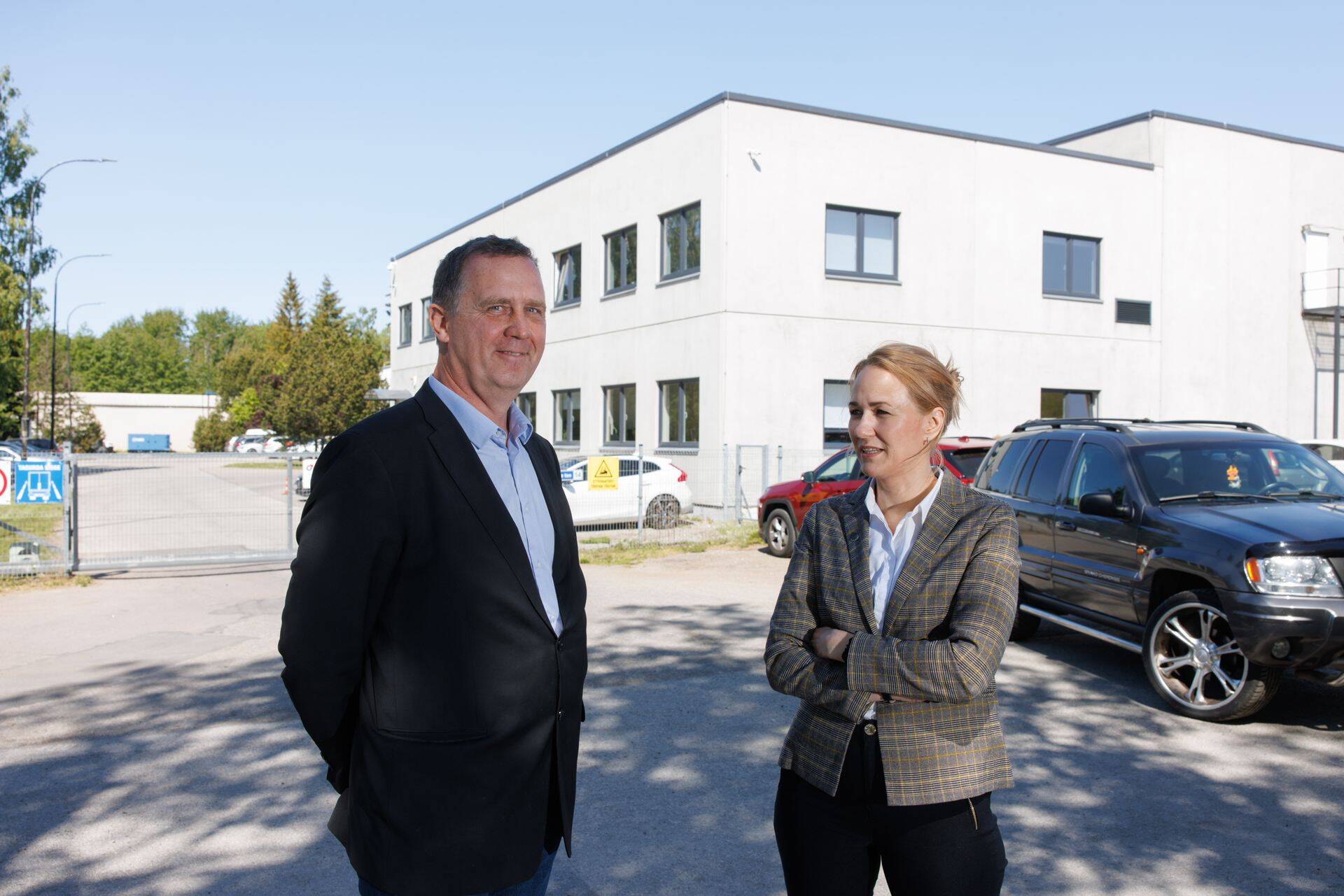 Ravimitootja Veiko Saluste koos enda esindaja Heidi Rajamäe-Parikuga Viimsis asuva Interchemie ravimitehase ees. Saluste omab tehasest endiselt 49%, kuid tehasesse teda enam sisse ei lasta.