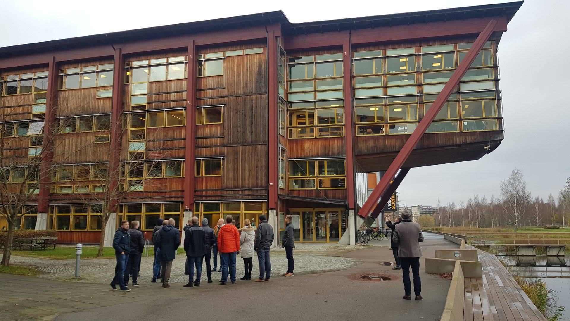 Eesti puitmajatootjate delegatsioon Växjös uudistamas.
