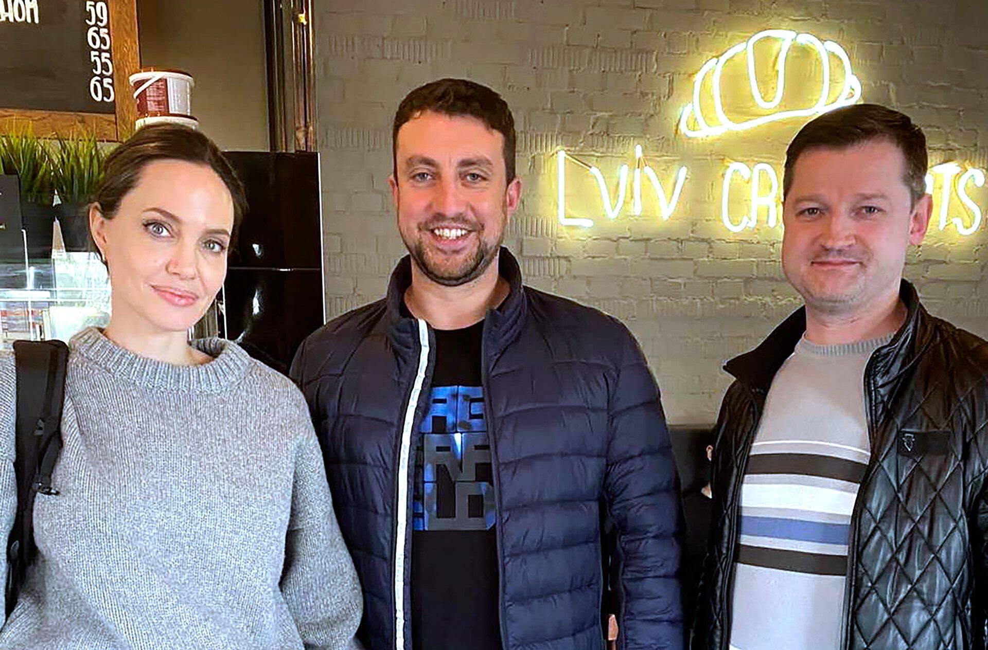 Основатели сети пекарен Lviv Croissants и Анджелина Джоли  в одном из заведений франшизы