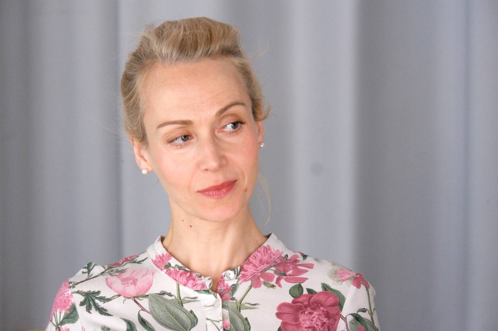 Мари-Лийз Лилль: “Я могла бы выбрать Кренгольм, но «Балтиец» к тому же связан с темами, которые сегодня, к сожалению, снова актуальны. Там изготавливали в том числе военное оборудование, технологии для космоса, а до переезда в Силламяэ часть работников даже трудилась над проектом советской атомной бомбы. Это заставляет задуматься: знали ли люди, над чем работают? И понимаем ли мы сами, над чем работаем сегодня?”