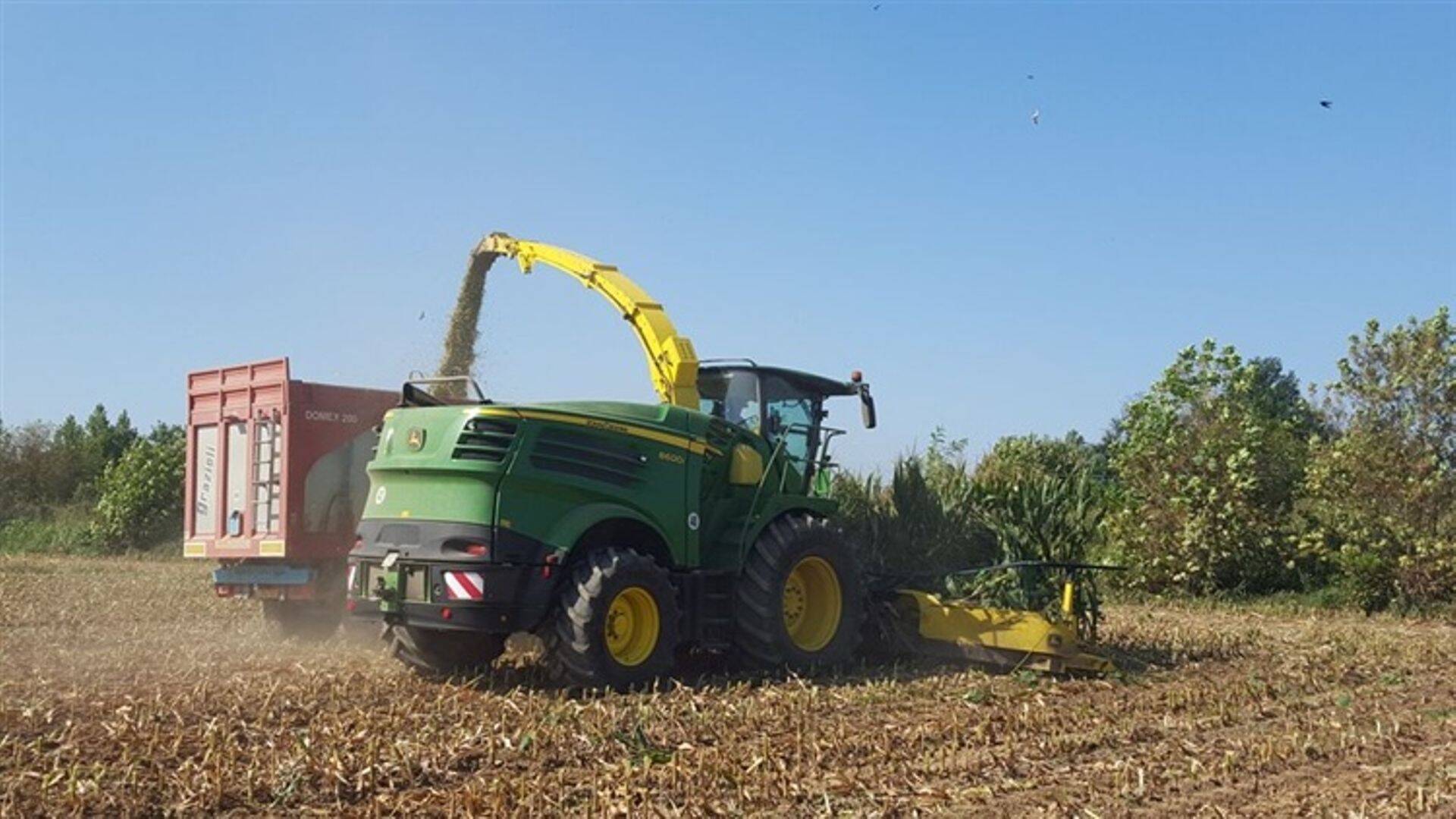 Põllumajandus.ee testisõit uue John Deere 8000i liikurhekseldiga Itaalia maisis