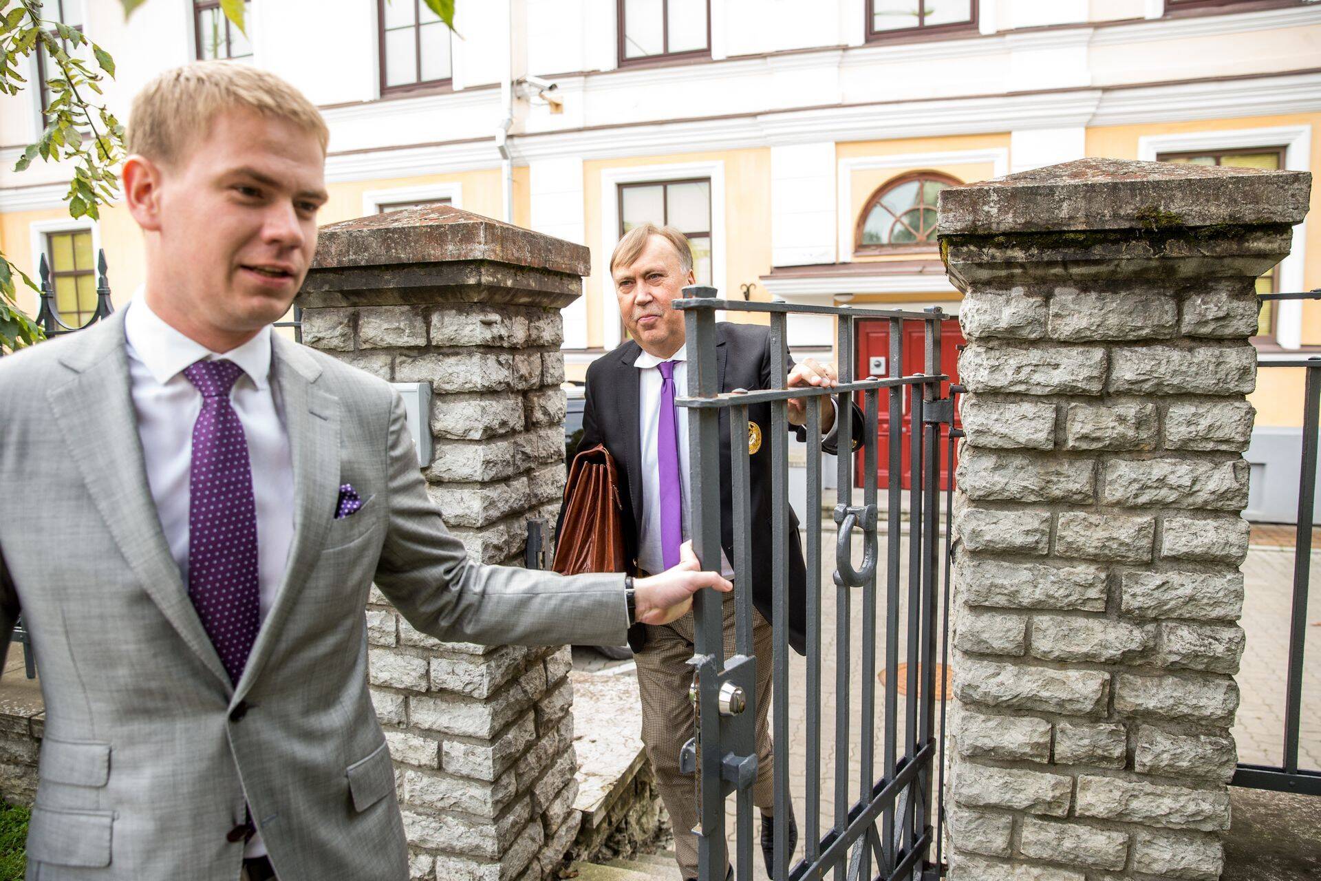 Svisaare kaitsjad Oliver Nääs (vasakul) ja Üllar Talviste aasta tagasi, kui prokuratuur avalikustas Savisaare uurimise.