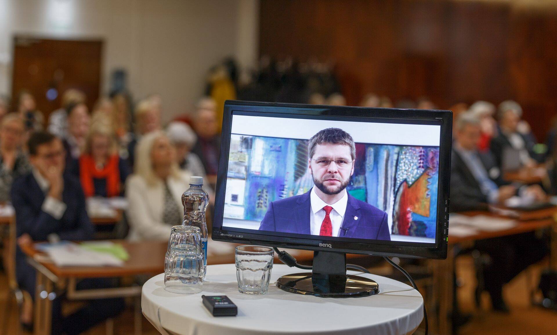 Need, kes on sinuga koos otsuseid teinud, võivad ühiskonna reaktsioone nähes väga kiiresti su kõrvalt kaduda, ütles Jevgeni Ossinovski.