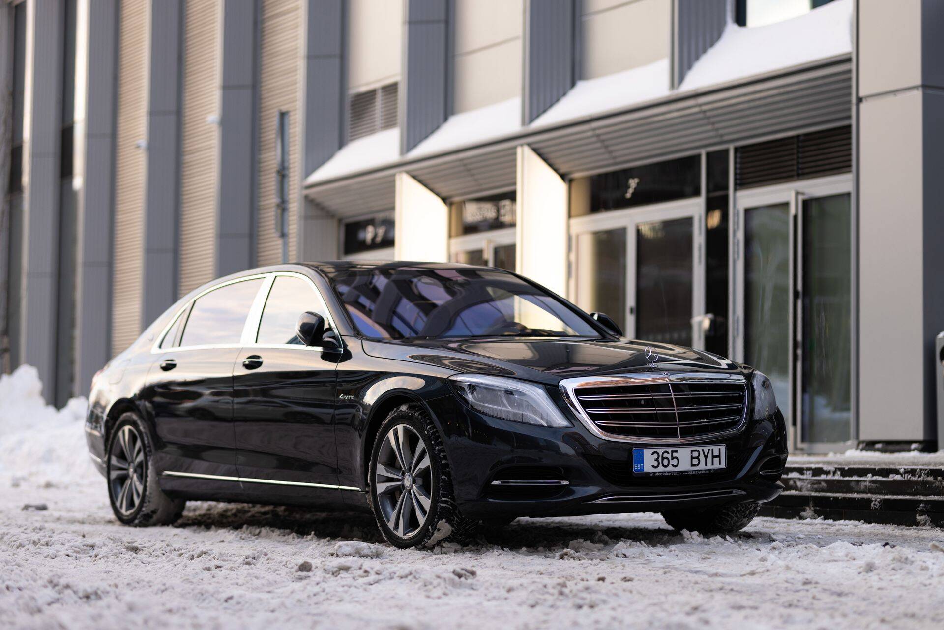 Detsembrist lisandus autode valikusse eksklusiivne limusiin Mercedes-Benz MAYBACH S500, mis sobib eriti hästi pidulikele jõuluüritustele sõitmiseks.