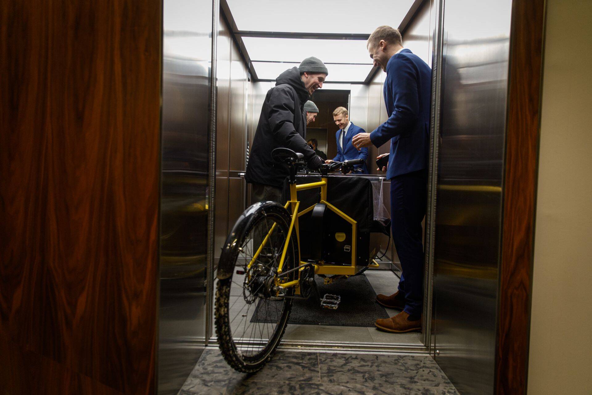 Kastirataste tootja Hagen Bikesi aktsia langes oktoobris alternatiivturul 60% ning täiendav aktsiaemissioon kukkus ka läbi. Ettevõtte juht juhi Kaspar Peek(pildil vasakul) ei välistanud eelmine nädal ka pankrotti. 3.novembril esitas ettevõte Harju Maakohtule pankrotiavalduse.