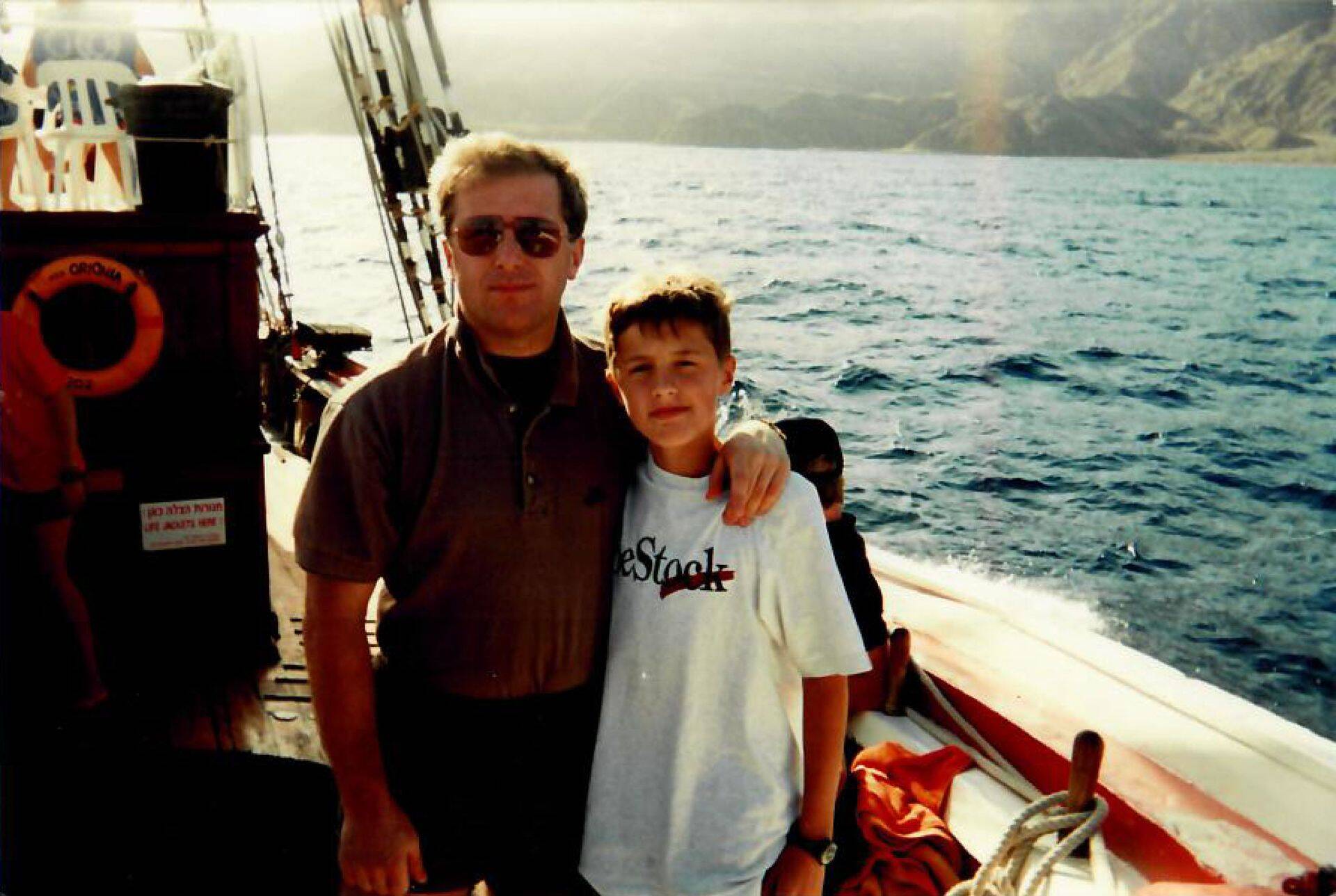 Jüri Vips aastal 1994 koos poeg Mardiga puhkamas