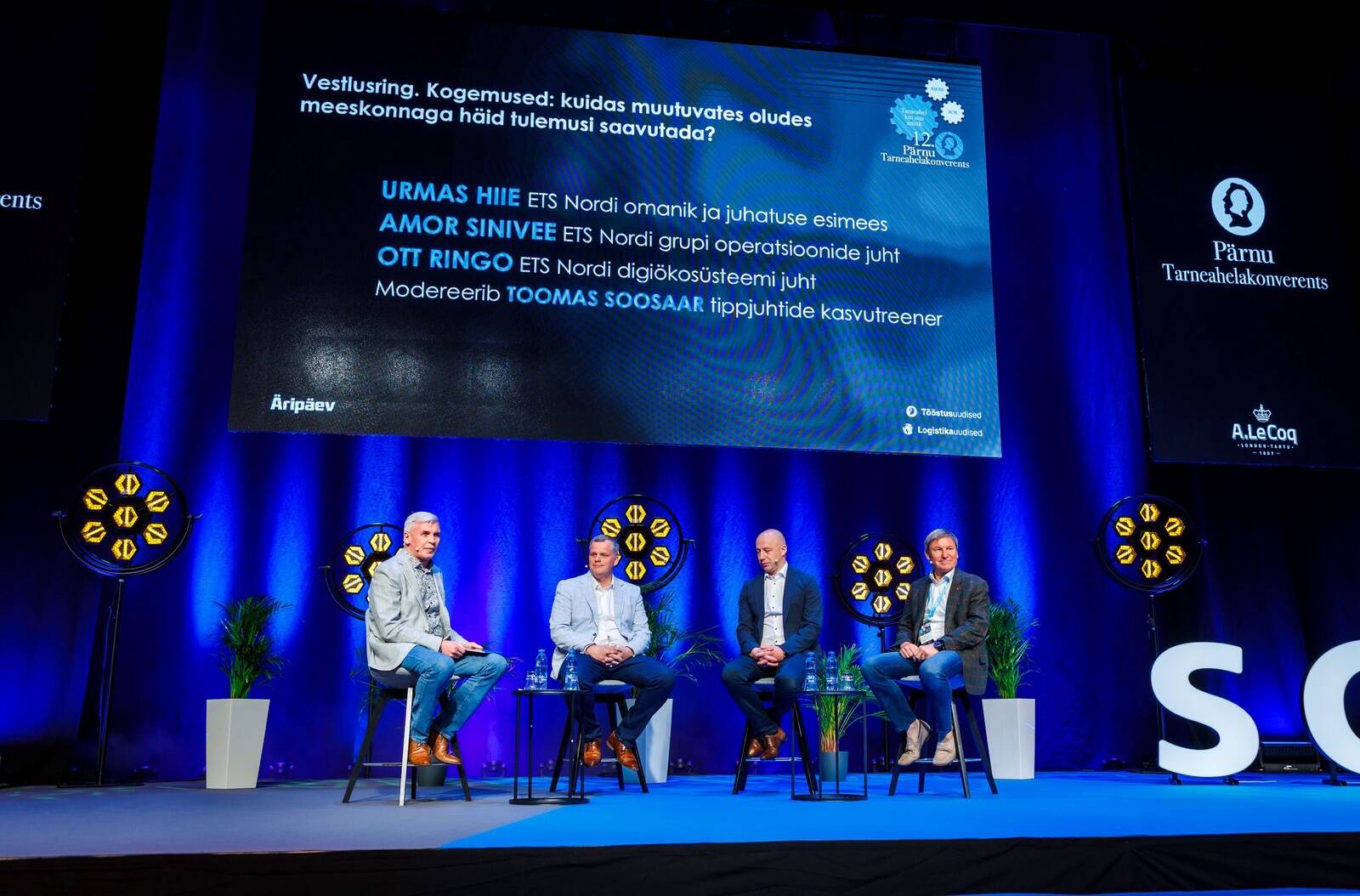 Ventsilatsioonitarvikute tootja ETS Nord juhtide vestlusring. Vasakult: arutelu juht ja Empowermenti juhtimistreener Toomas Soosaar, ETS Nordi digiökosüsteemi juht Ott Ringo, grupi operatsioonide juht  Amor Sinivee ja juhatuse esimees Urmas Hiie.