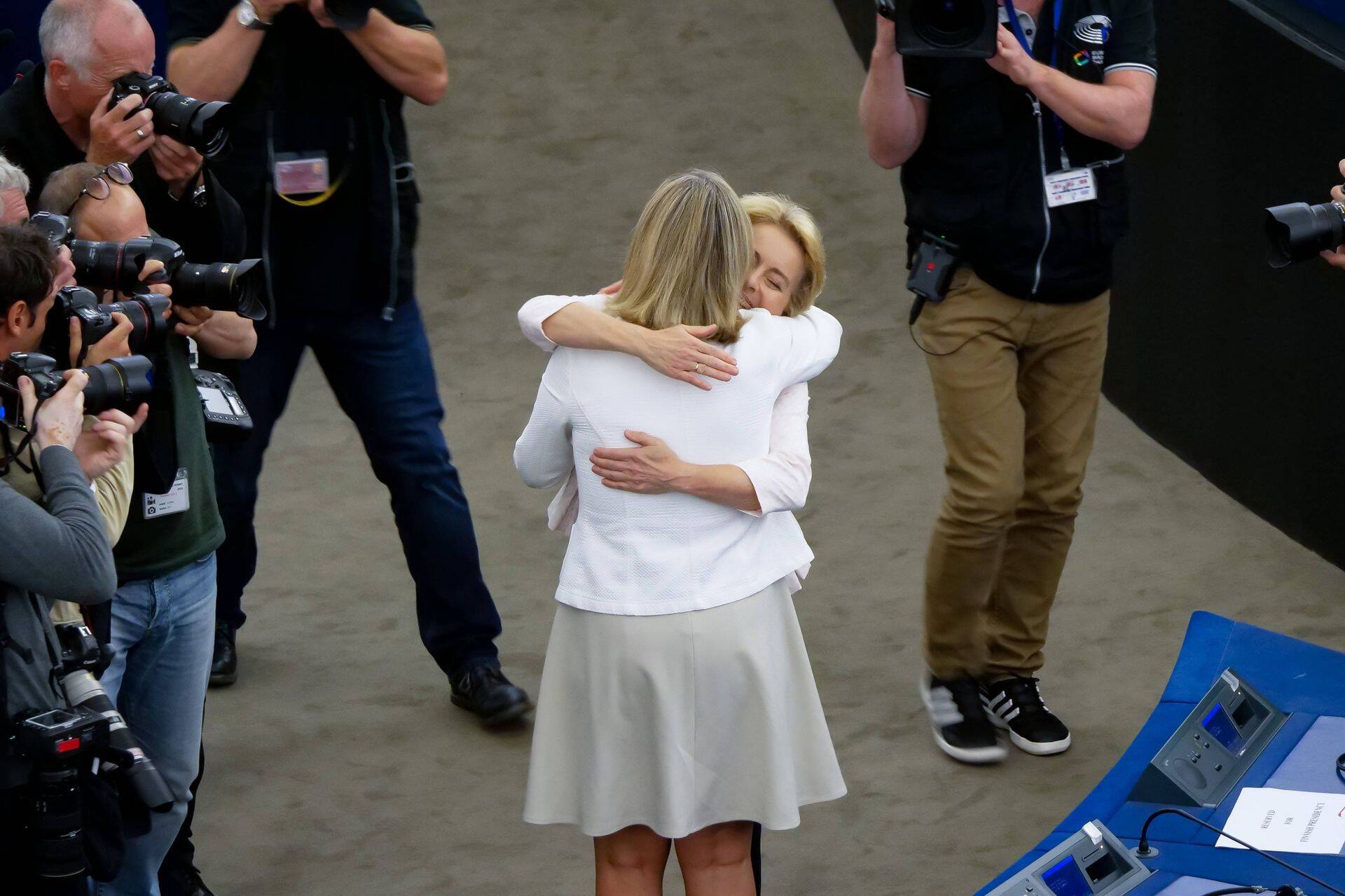 Ursula von der Leyen võtab vastu õnnitlusi