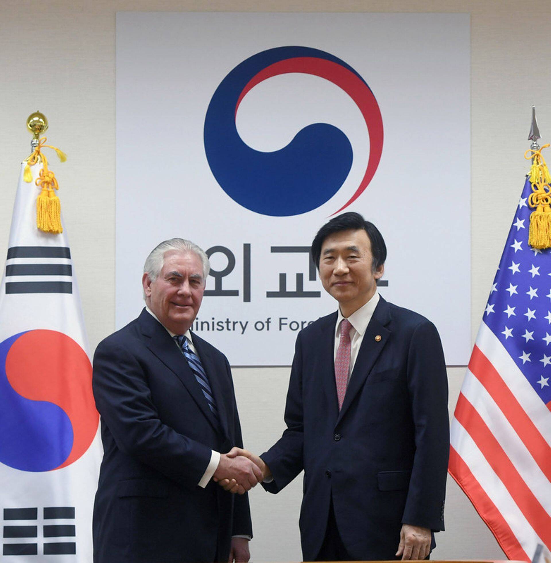 Rex Tillerson visiidil Lõuna-Koreas oma kolleegi, välisministri Yun Byung-se-ga.