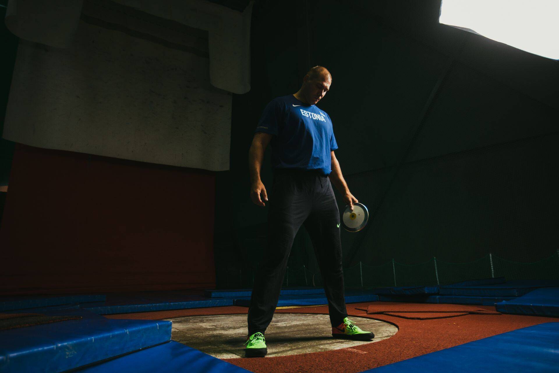 "Spordis on ühtpidi lihtne: kui sind saadab edu, saad ka palgatšeki. Kui edu ei tule, ei tule ka palga-tšekki, vaid pigem hulk kohustusi. Teistpidi oled individuaalsportlasena kaudselt väikestviisi ettevõtja: pead leidma sponsorid," sõnas Kanter. Pildil aprilli lõpul trennis Lasnamäe kergejõustikuhalllis.