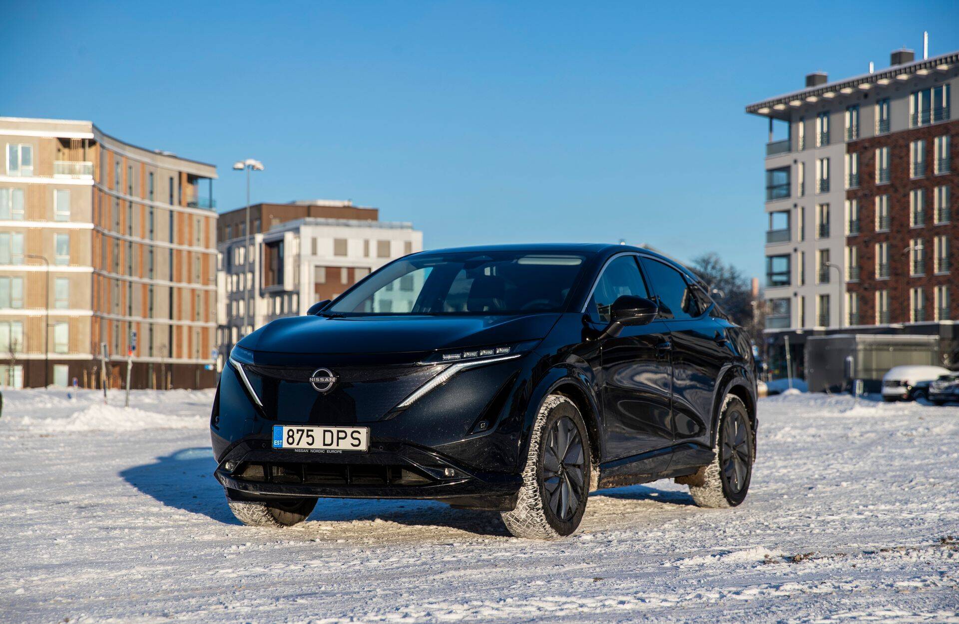 Must on must on must. Proovisõiduauto nägi välja nagu Darth Vaderi kiiver.