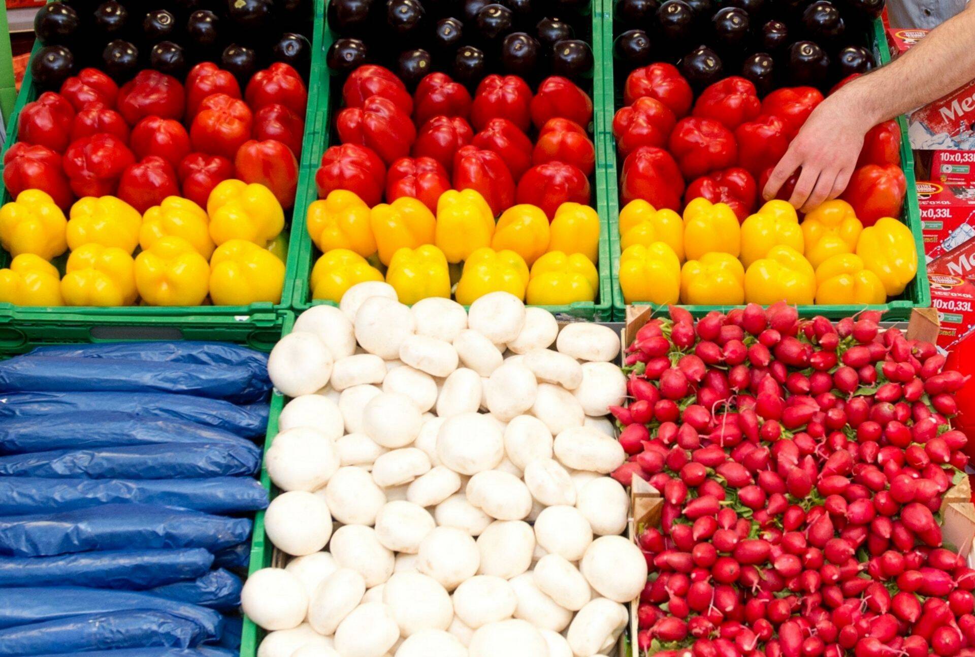 Supermarketis Saksa ja Prantsuse lipu värvides laotud aedviljad.
