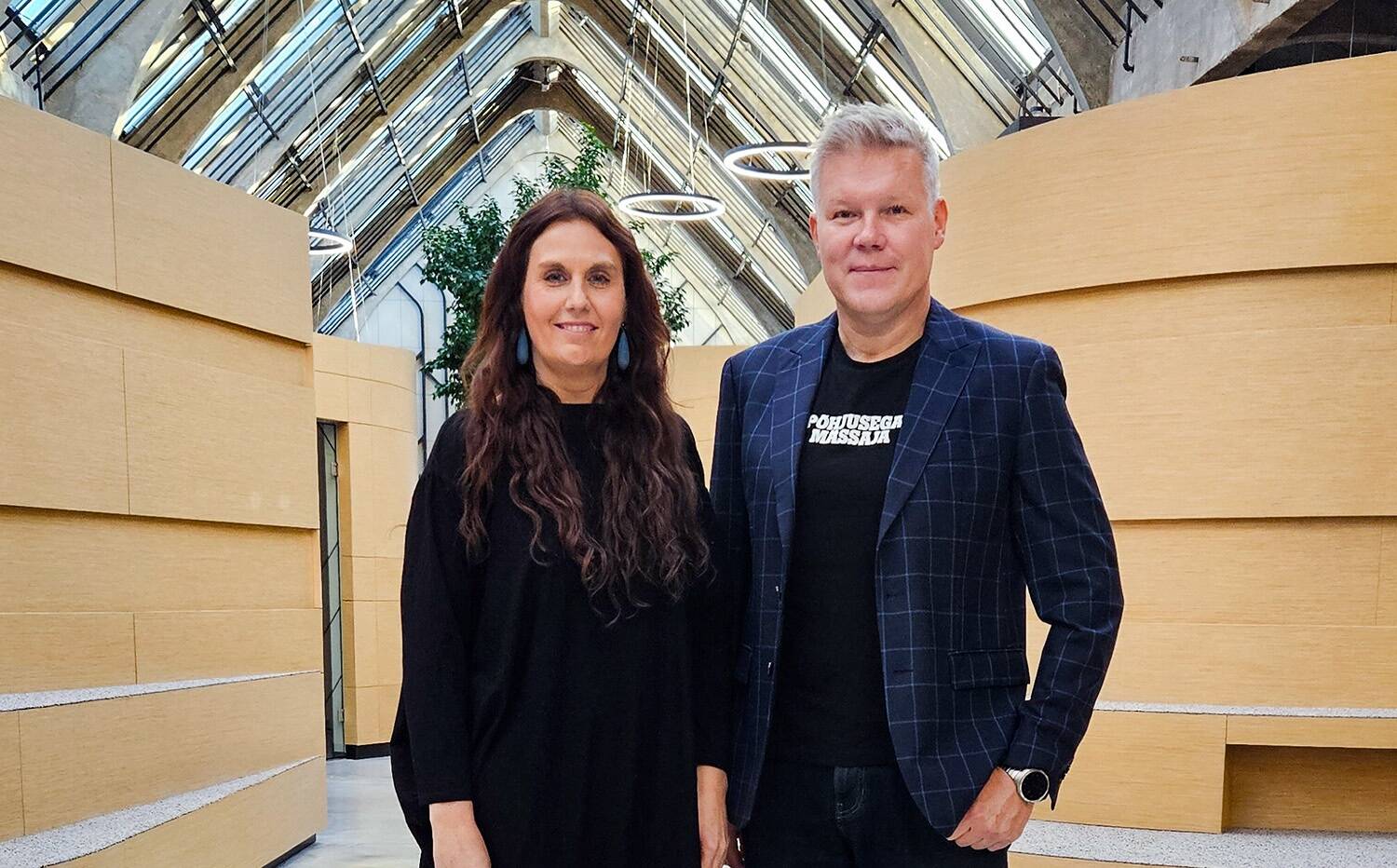 Apotheka apteegiteenuse innovatsiooni projektijuht Jaanika Jaarman ja Tele2 Eesti müügitreener Veiko Reimand.