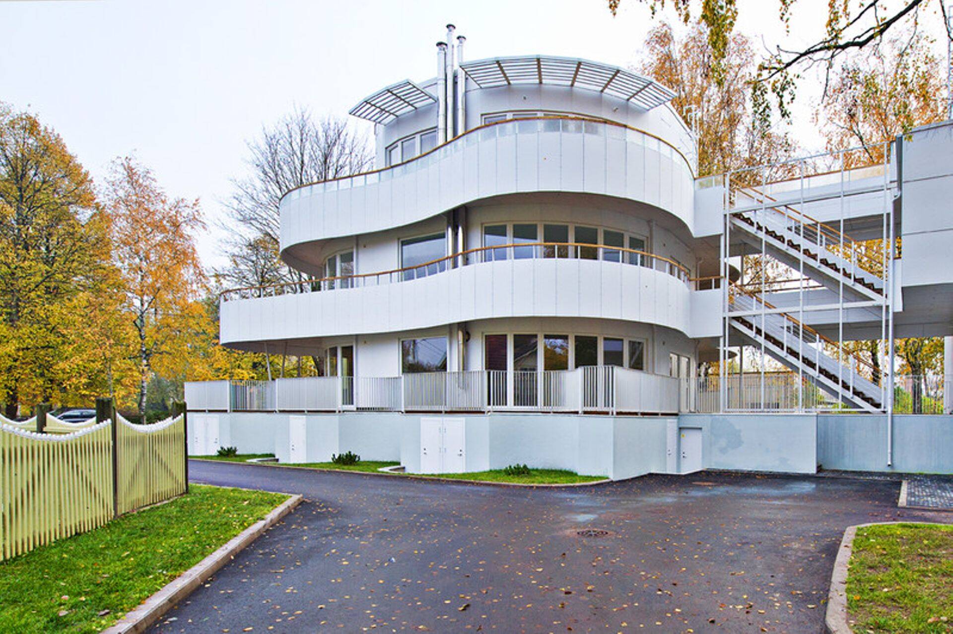 Rehpoli puitalumiiniumaknad on paigaldatud ka Pärnus Eha tänaval asuvale eramule.