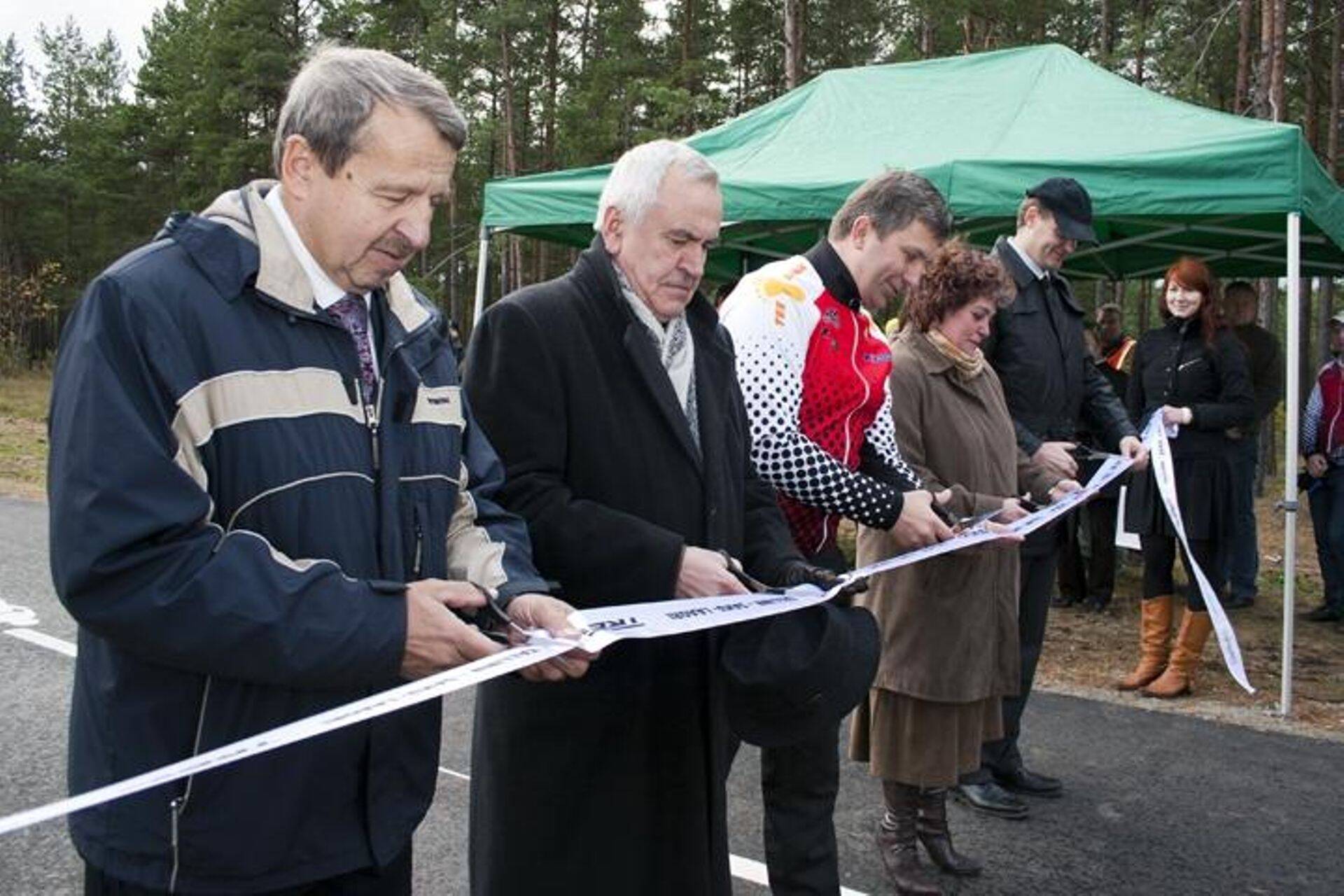 Linti lõikavad läbi (vasakult) Saku valla Tehnilise infrastruktuuri spetsialist Toivo Alasoo, AS TREV-2 Grupp nõukogu esimees Peeter Vilipuu, AS Teede REV-2 juhatuse esimees Priit Sauk, Saku Valla volikogu esimees Marianne Rande, Maanteeameti Põhja regiooni direktor Kaupo Sirk
