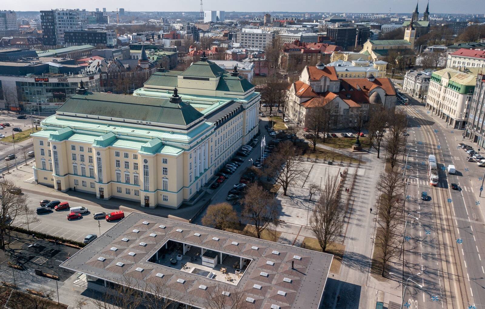 Vaade rahvusooper Estonia juurdeehituse asukohale praeguse hoone ja Pärnu maantee vahel.