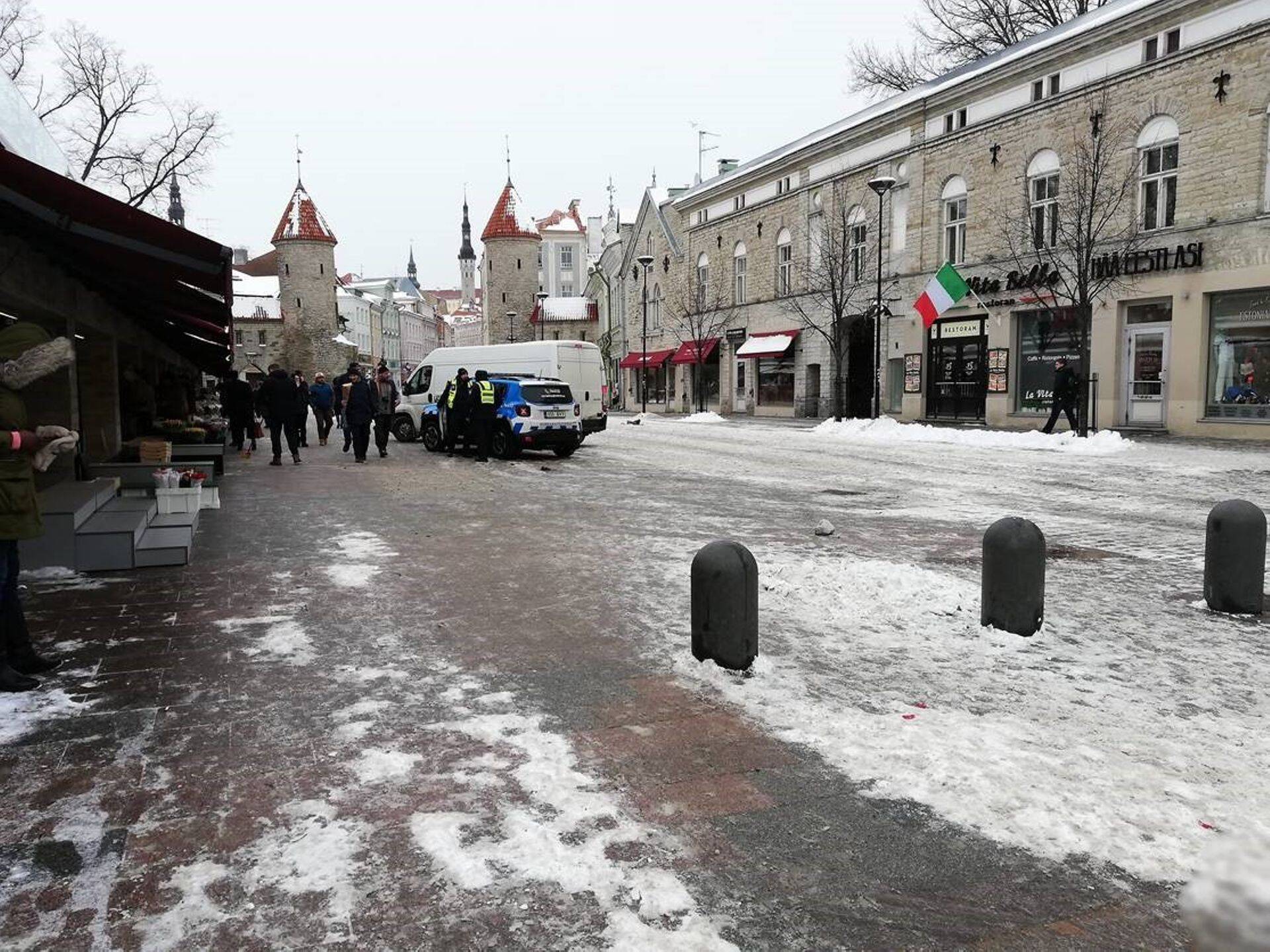 Naistepäeval saab autoga sõita otse lillekioskite ette.