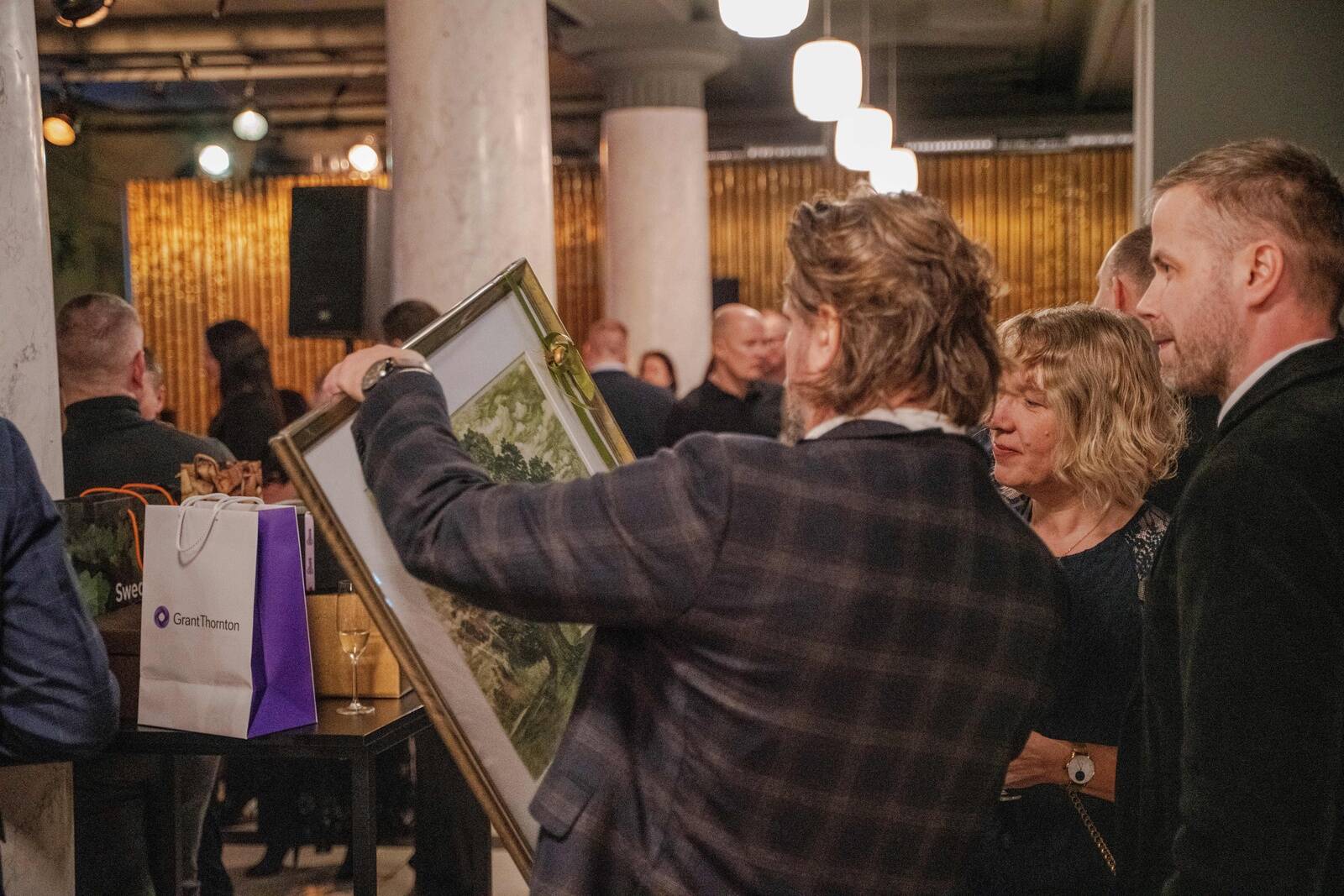 Julianus Inkasso tegevjuht Merle Laurimäe ja müügidirektor Mihkel Veskimägi tervitamas külalisi.