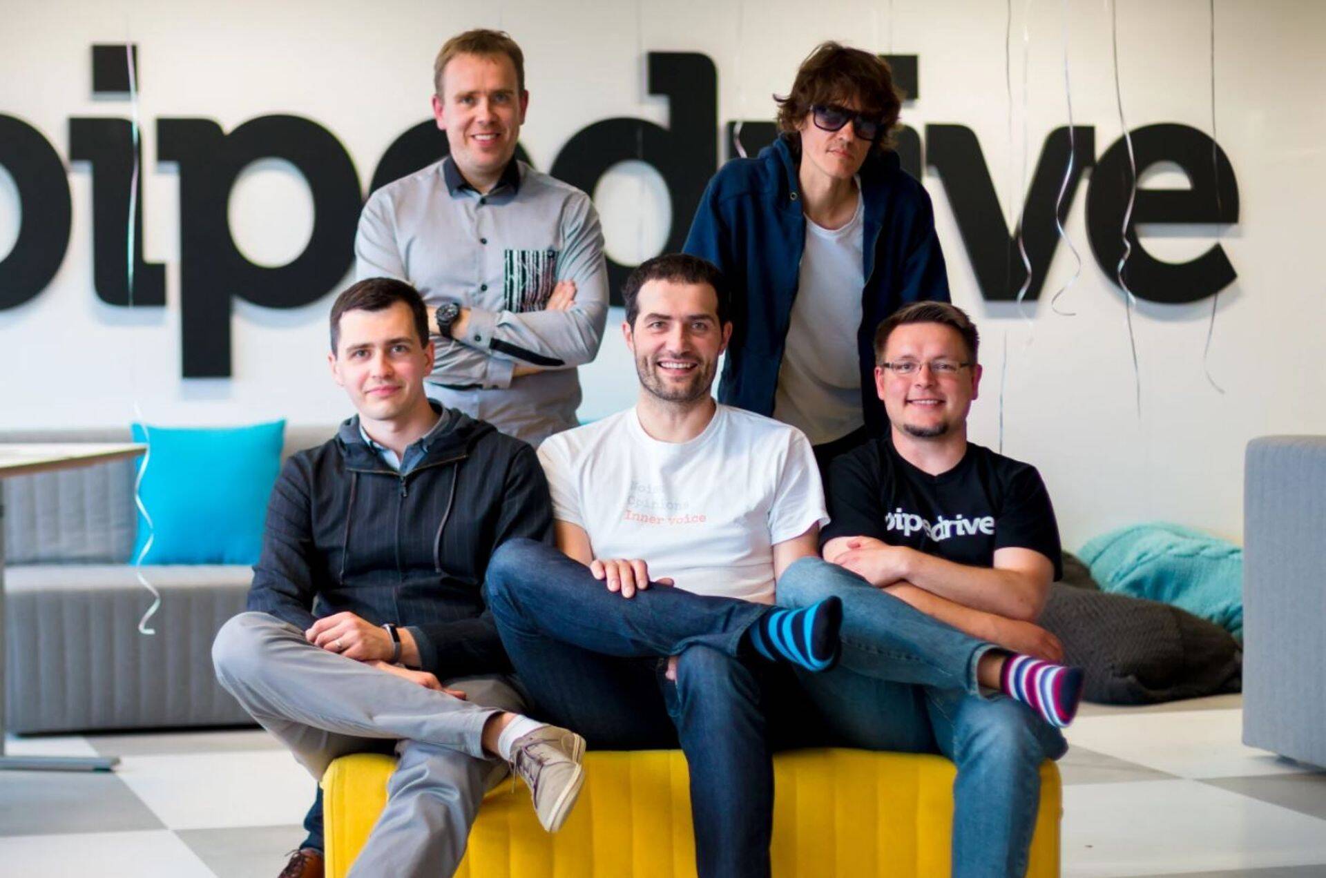Pipedrive'i asutajad Ragnar Sass (seisab vasakul), Urmas Purde (seisab paremal), Martin Tajur (istub vasakul), Timo Rein (istub keskel) ning Martin Henk (istub paremal).
