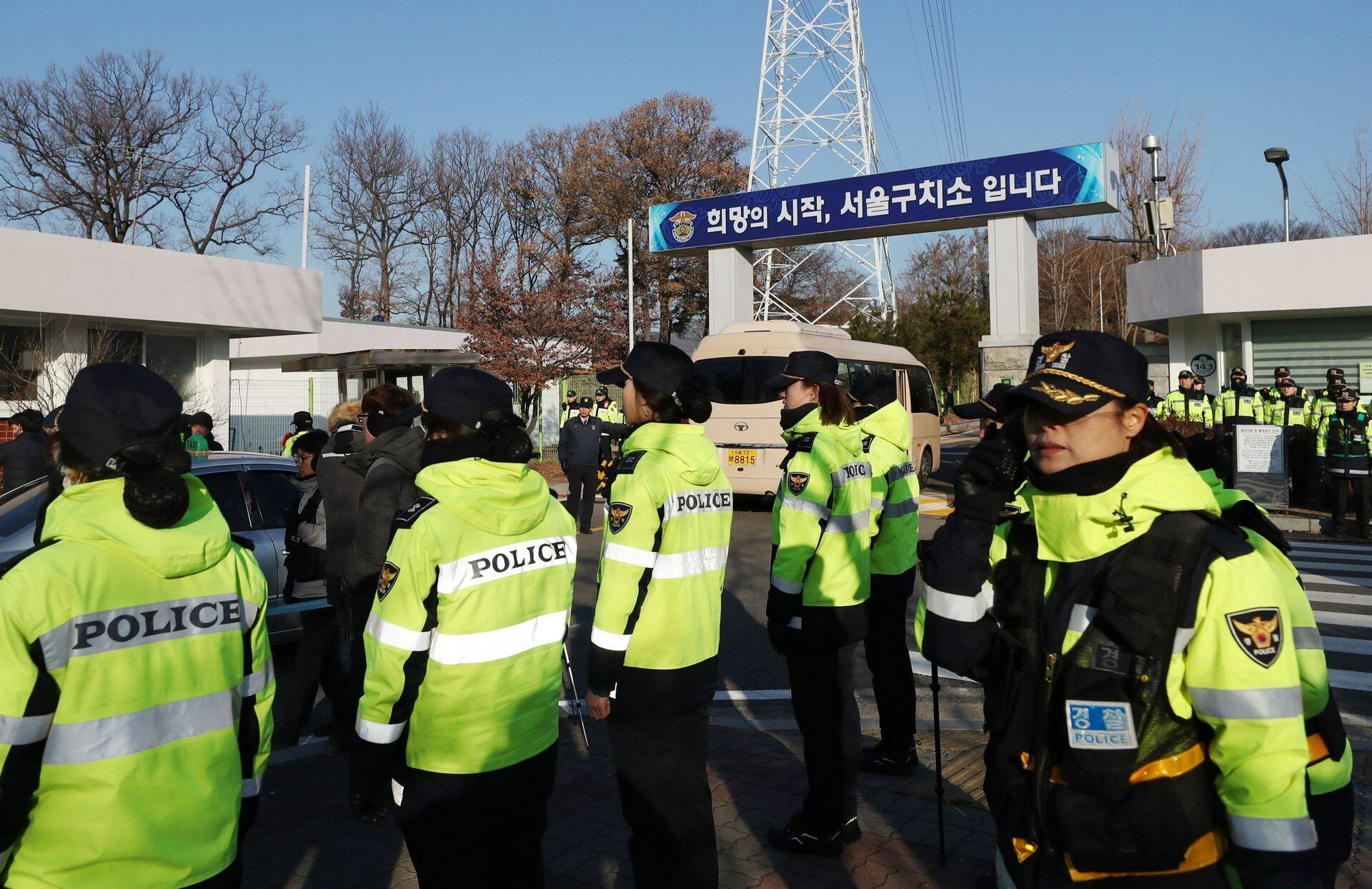 Lõuna-Korea politsei on Reutersi andmeil läbi otsinud riigi suurimate krüptoturuplatside kontorid.