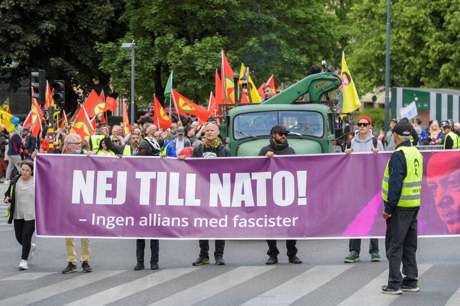 Демонстрация противников вступления в НАТО летом 2023 года. Хотя, согласно опросам, существенно больше половины шведов поддерживают вступление страны в НАТО, есть в стране и активисты, выступающие против.