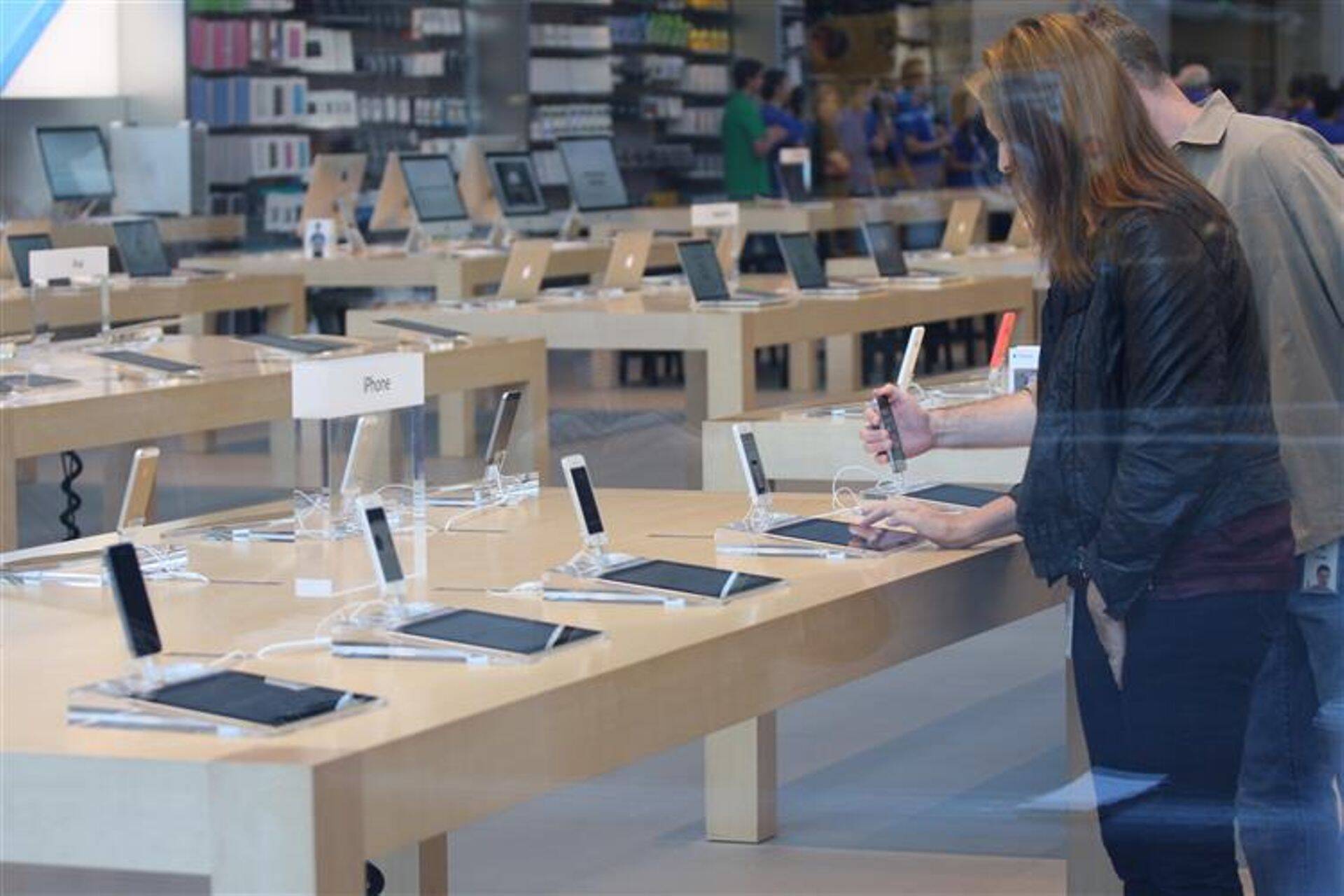 Apple’i töötaja veendub, et kõik välja pandud uued iPhone’id oleksid töökorras.