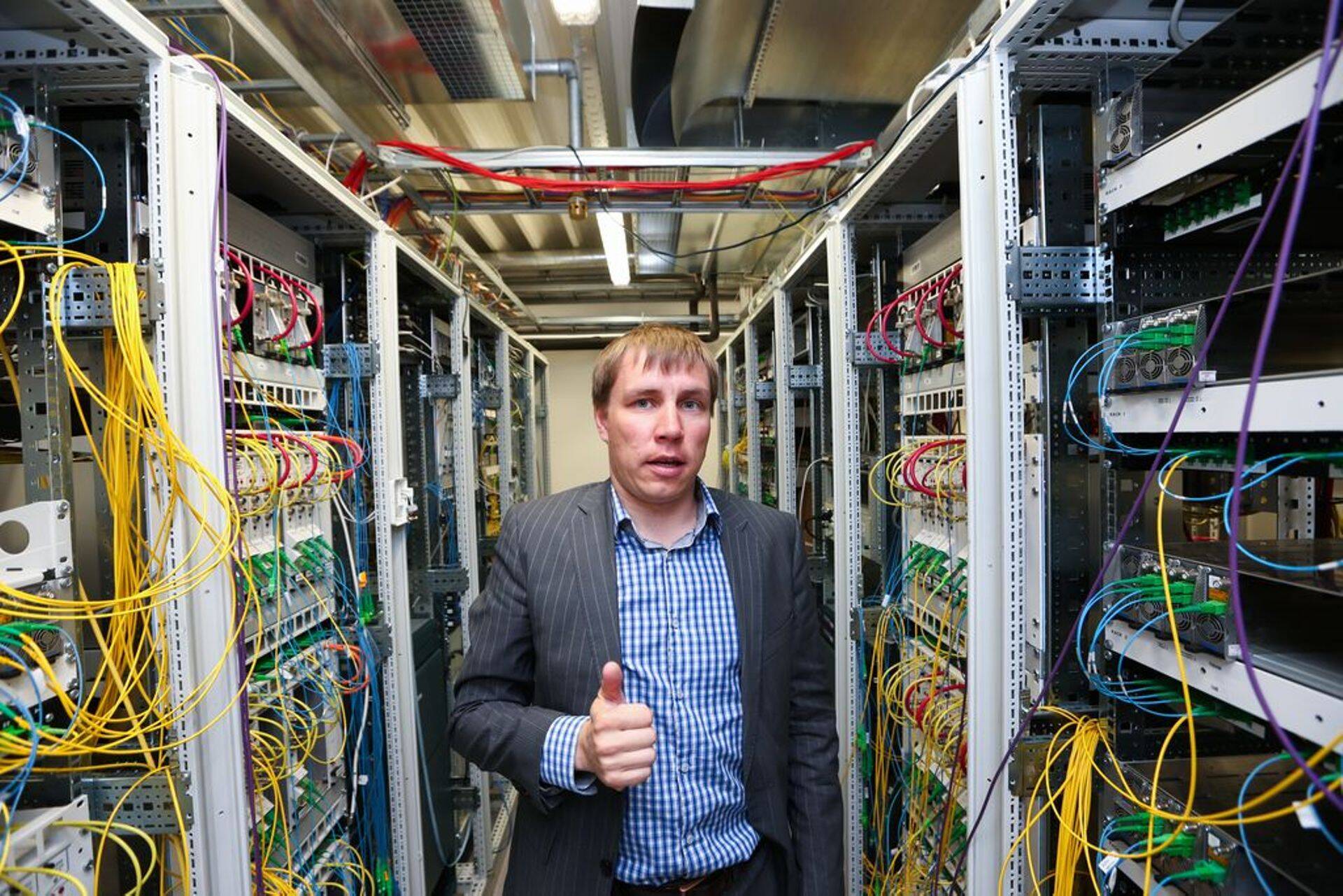 Starman kütab ja jahutab oma Akadeemia kontorit serveritest eraldava soojusega. Aastaringselt saavad nad ise majandatud 95 protsendiga. Kui on väga külmad ilmad lükatakse taha tsentraalküte.