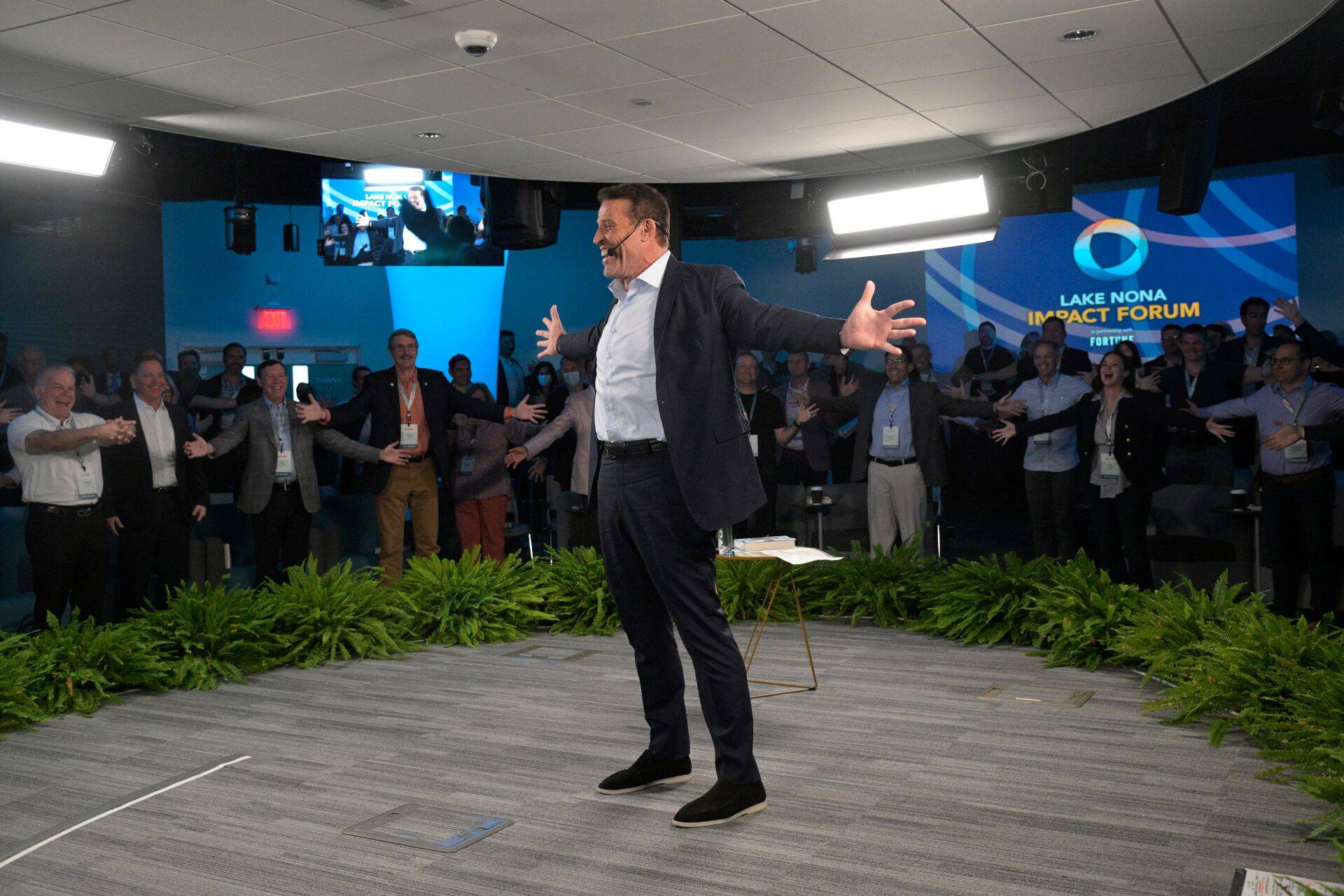 Tony Robbins soovitab tuvastada oma probleemid, kuid kogu jõud fokuseerida hoopis lahendustele, mitte muredes marineerimisele ja niimoodi nende veelgi suuremaks puhumisele.