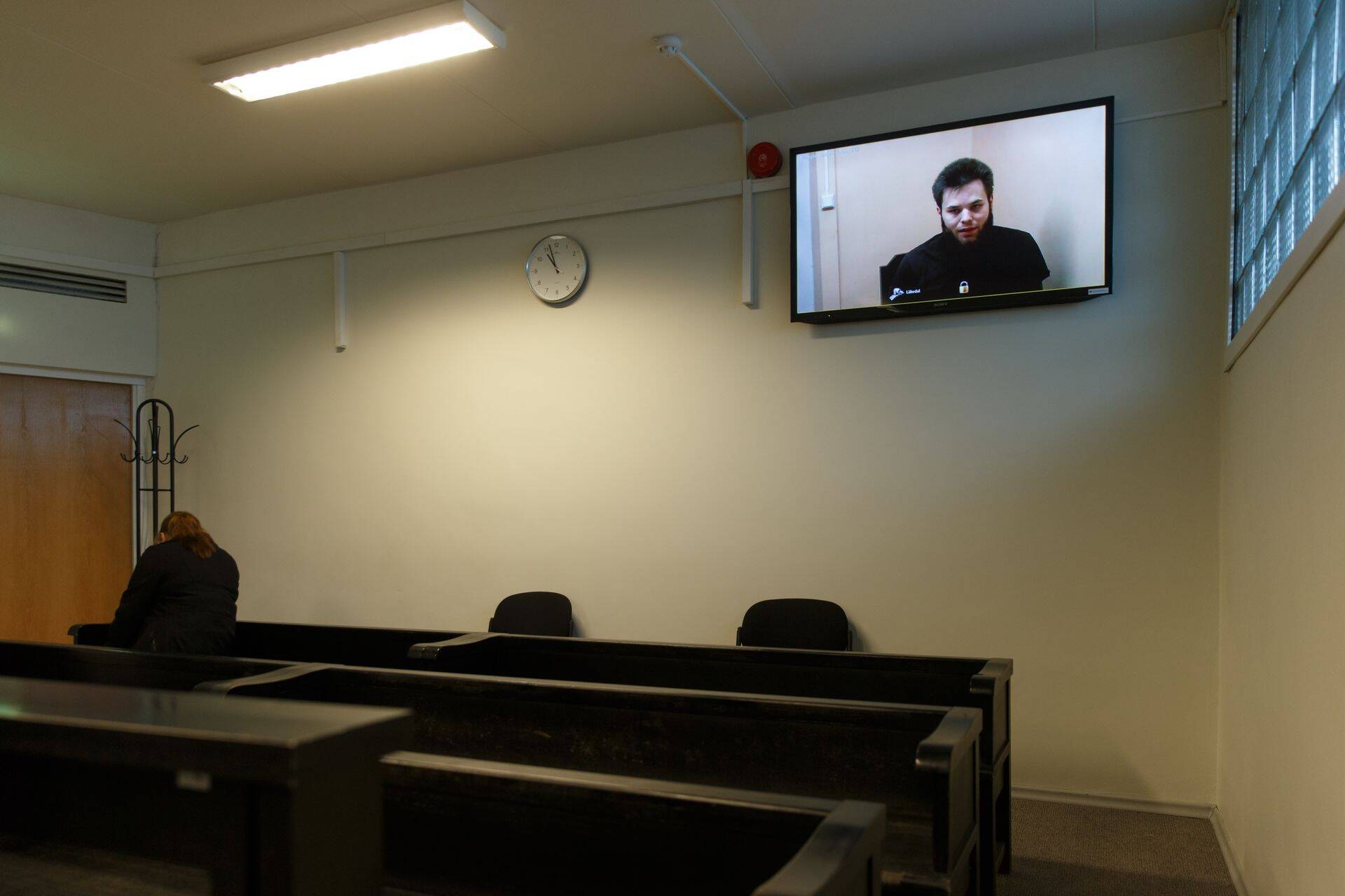 Ramil Khalilov osales istungil videosilla vahendusel, kohtusaalis peidab oma nägu tema ema.