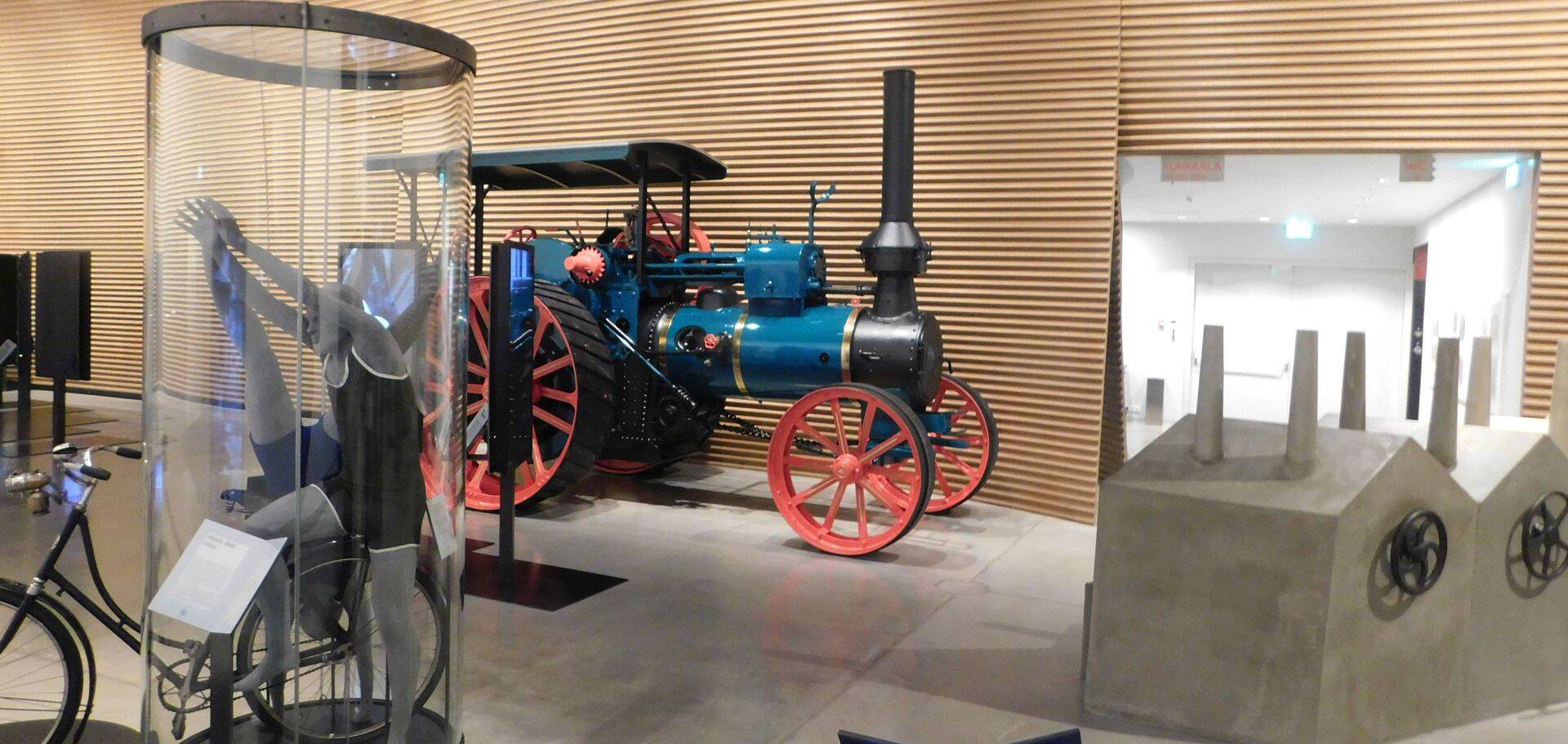 Eesti Rahva Muuseumi ekspositsioon 1918. a. Lanzi isesõitjaga Rõstla rehepeksuühisusest.