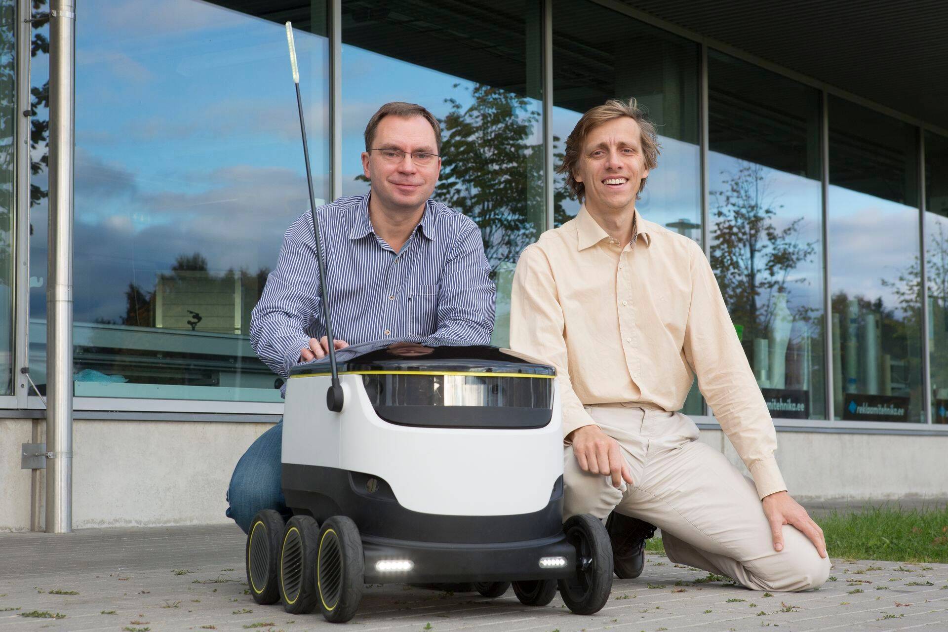 Idufirma Starship Technologies ärijuht Allan Martinson (vasakul) ja üks asutajad Ahti Heinla pakiroboti näidismudeliga, mille sarnased hakkavad järgmisel aastal ka Eesti tänavatel liikuma.