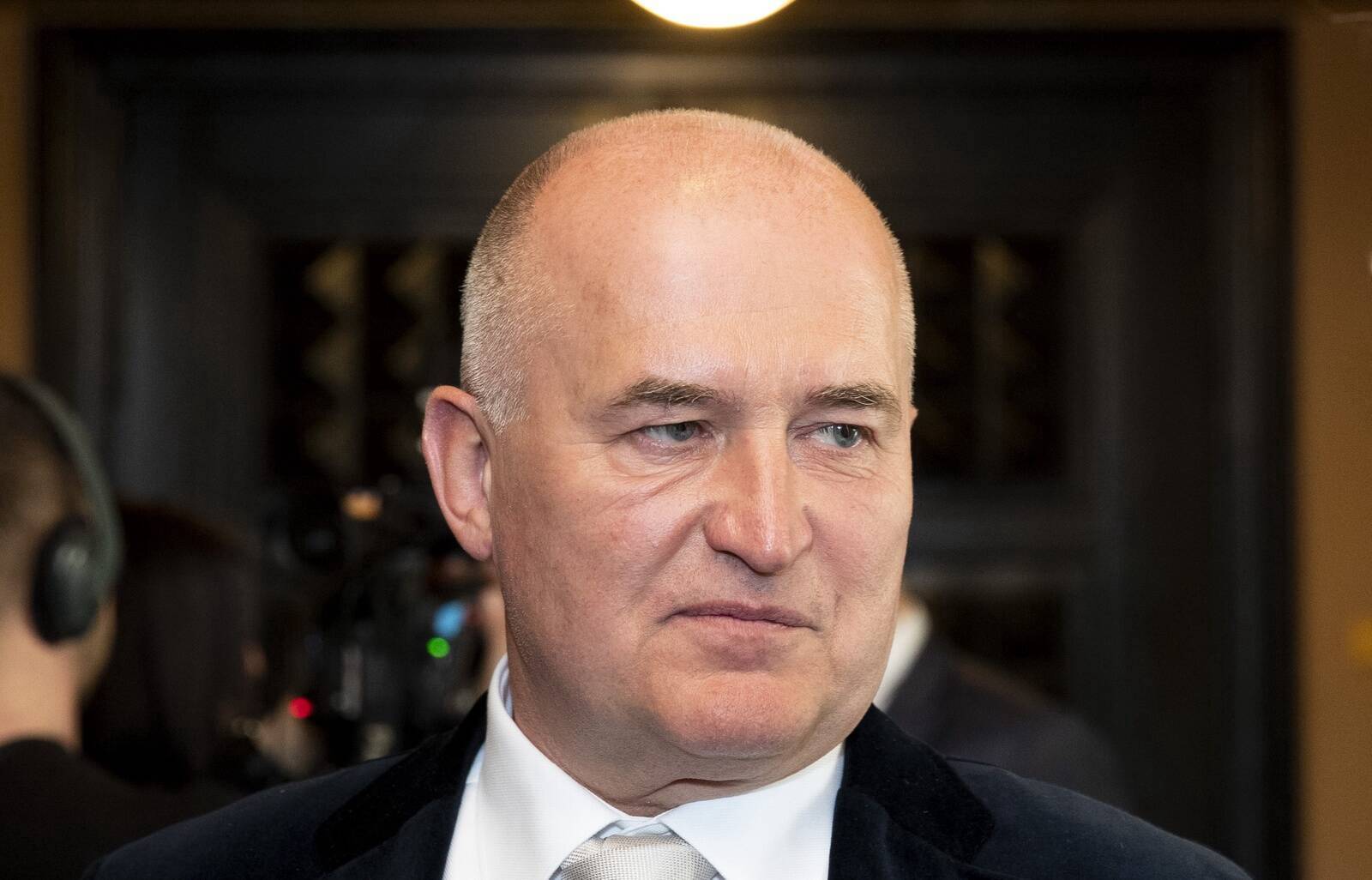 "Все ресурсы, необходимые для экономики, берутся из сельской местности, но местная власть фактически ничего не получает взамен, кроме разрушенных дорог", - пишет политик Тармо Тамм.