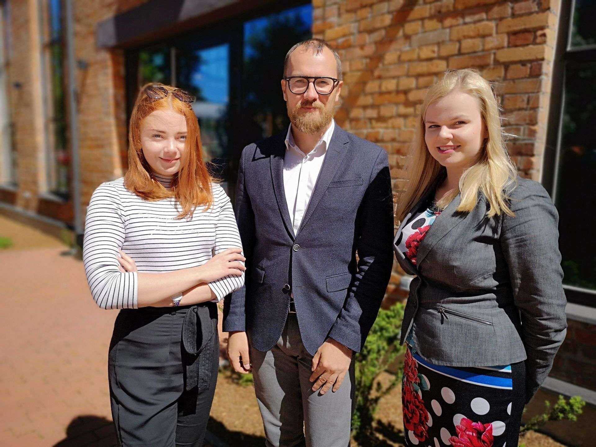 Brigitta Ots, Tanel Kalaus, Eli Lahesoo lähevad Triniti advokaadibüroosse.