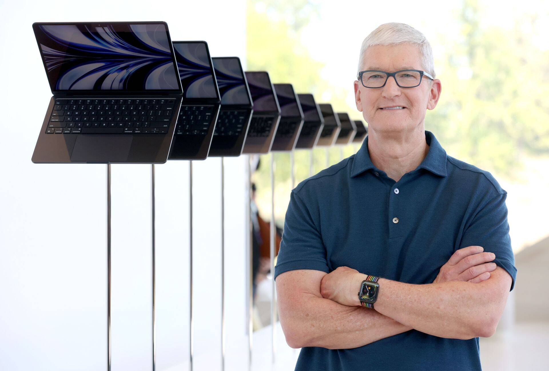 Apple'i juht Tim Cook koos redisainitud MacBook Airi sülearvutitega tänavusel Apple’i ülemaailmsel arendajate kongressil (WWDC) Cupertinos Californias.
