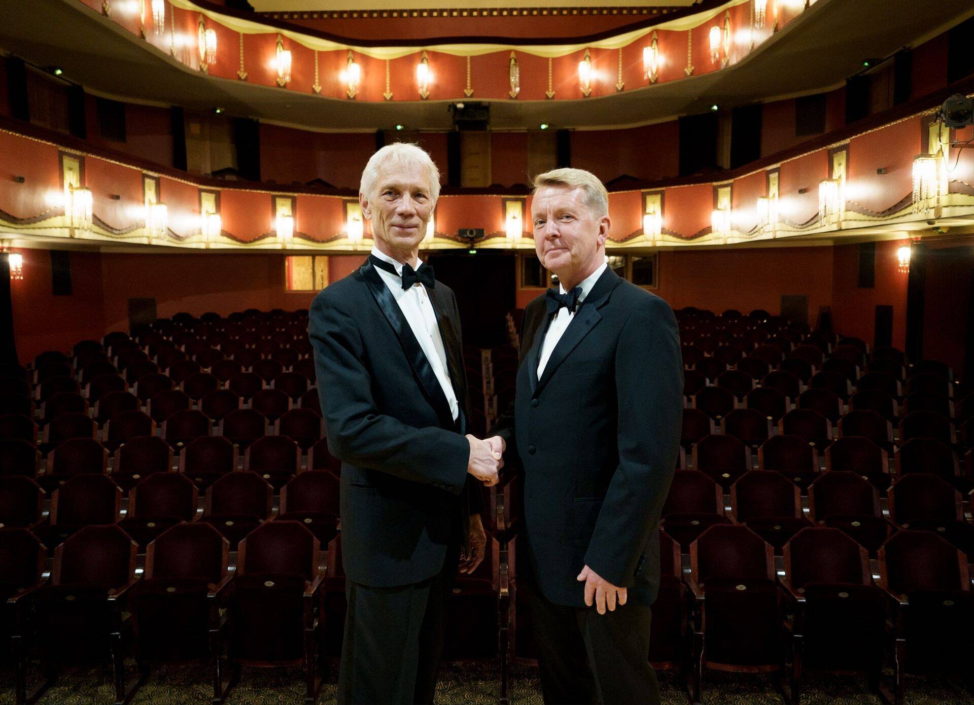 UG Investments on sellest aastast Draamateatri peasponsor. Fotol ettevõtte juhatuse liige Valdur Laid ja Draamateatri juht Rein Oja.