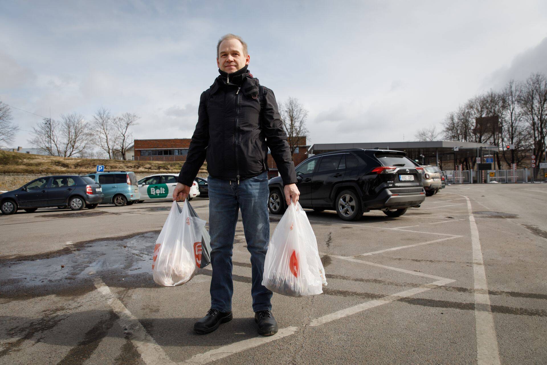 Narvalane Igor eelmise aasta märtsis Ivangorodist toodud kaubaga – barankad, tee ja kohv.