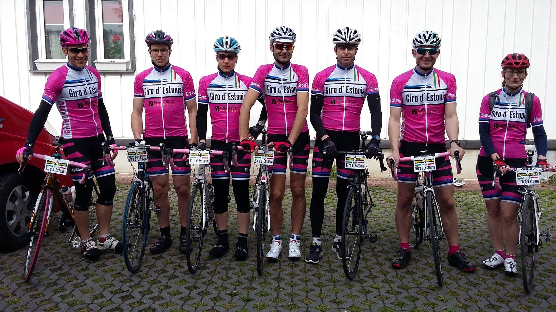 Seitse Eesti hobiratturit Giro d´Estonia stardis 9. mail Krakowis: vasakult Toomas Erikson, Kaupo Karja, Rivo Sarapik, Tõnu Vahter, Kalev Albri, Raivo Sormunen ja Mari-Liis Juul.