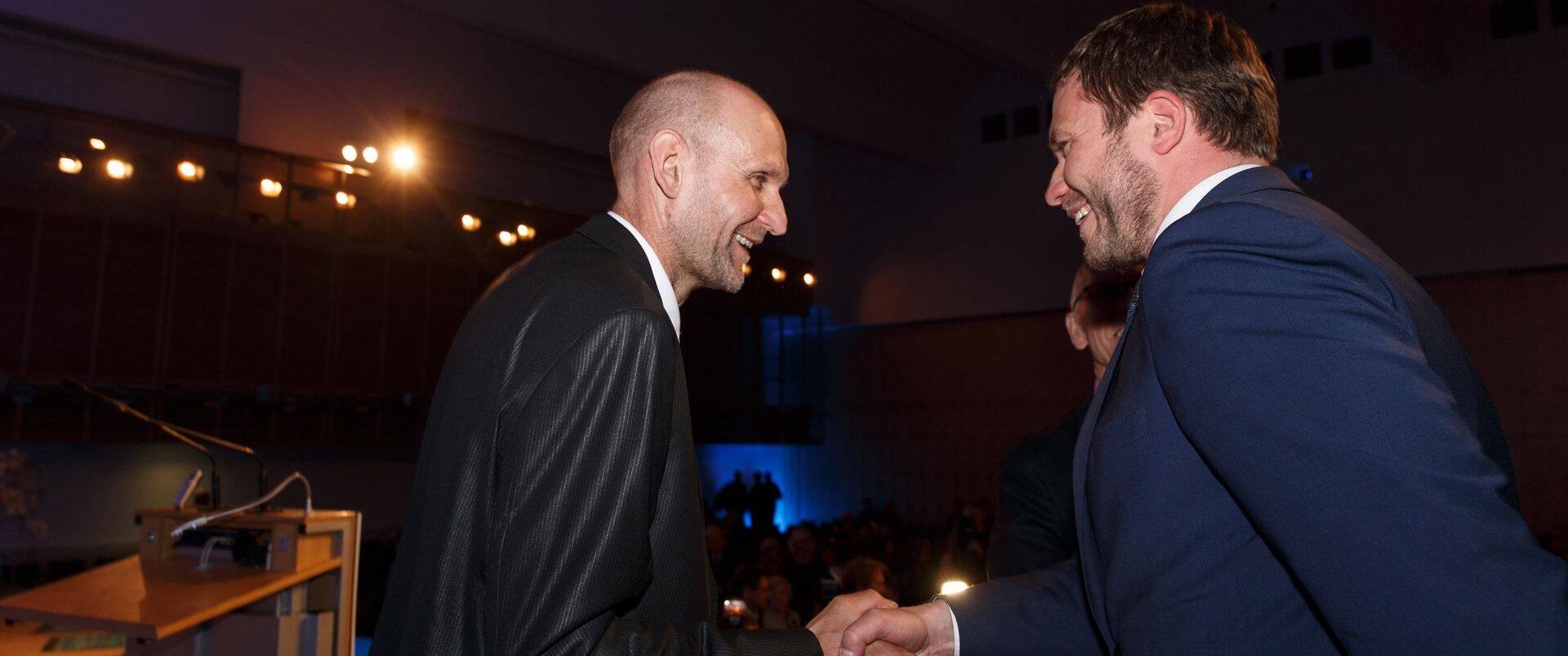 IRl esimees Helir-Valdor Seeder vahetas erakonna endise esimehe Margus Tsahkna valitsues Jüri Luigega välja.