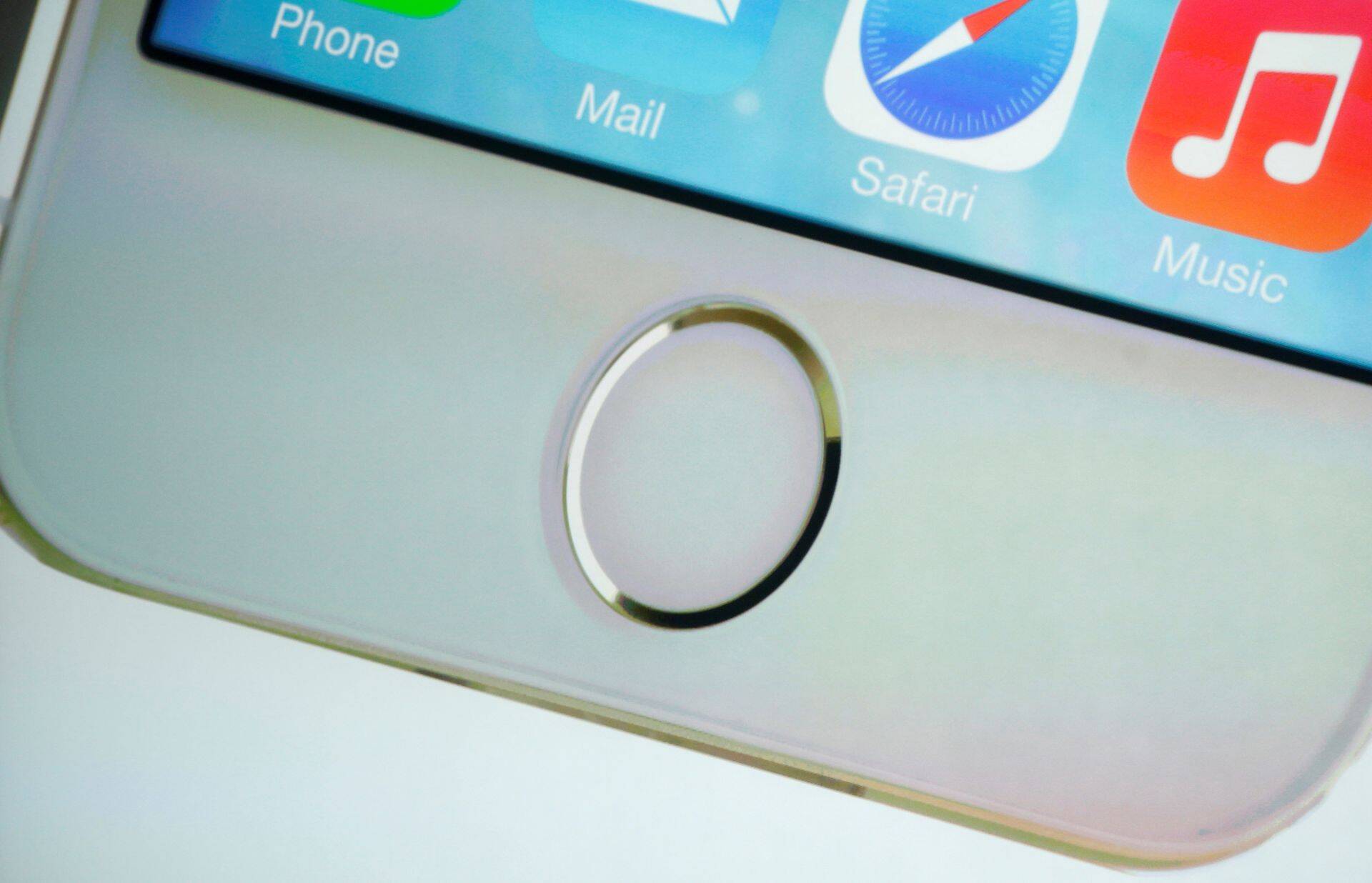 Apple признала проблемы в функционировании MacBook Pro и iPhone X