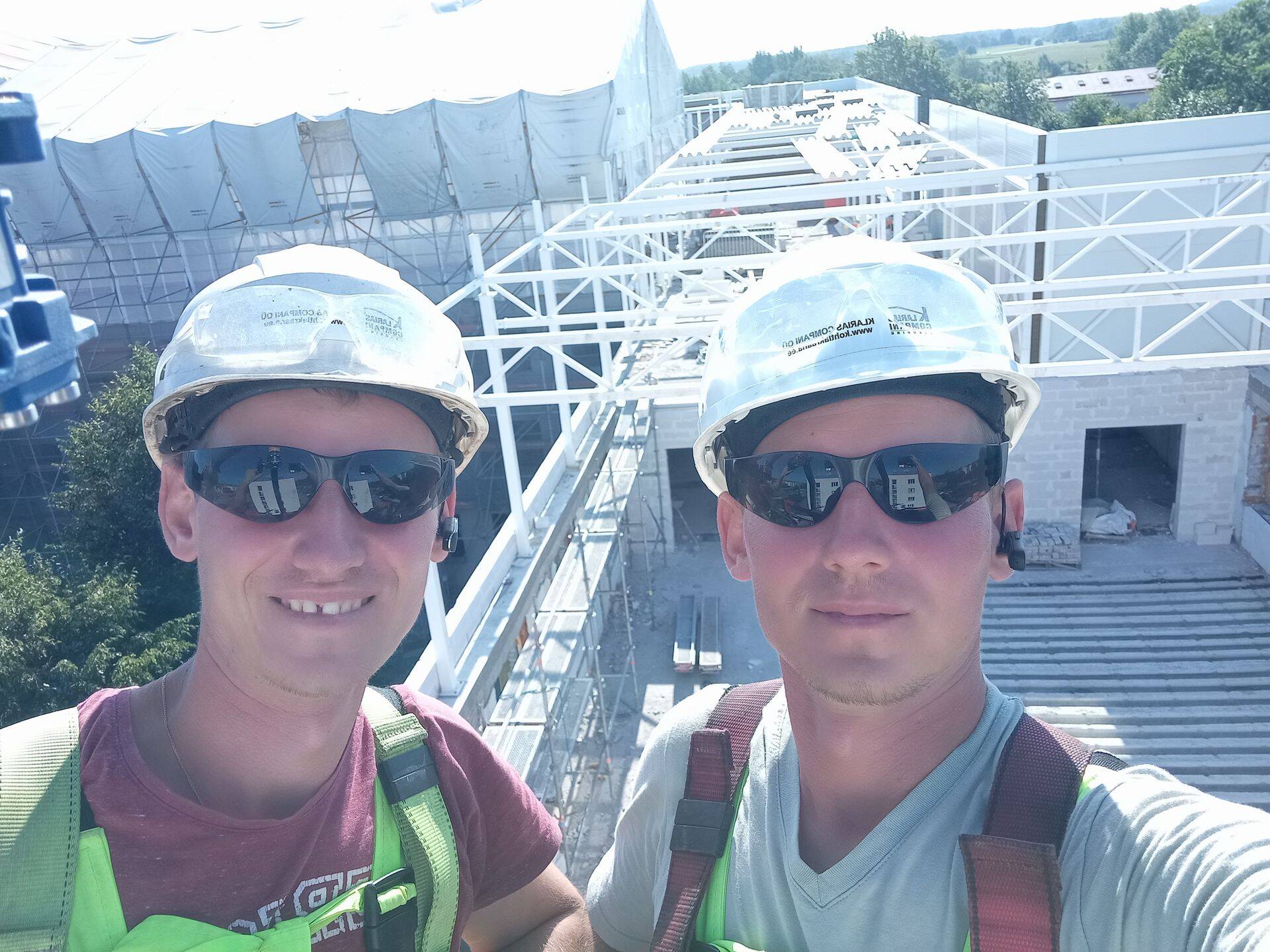 Анатолий и Петр Ермаки на стройплощадке реконструкции Ида-Вируской Центральной больницы в Йыхви