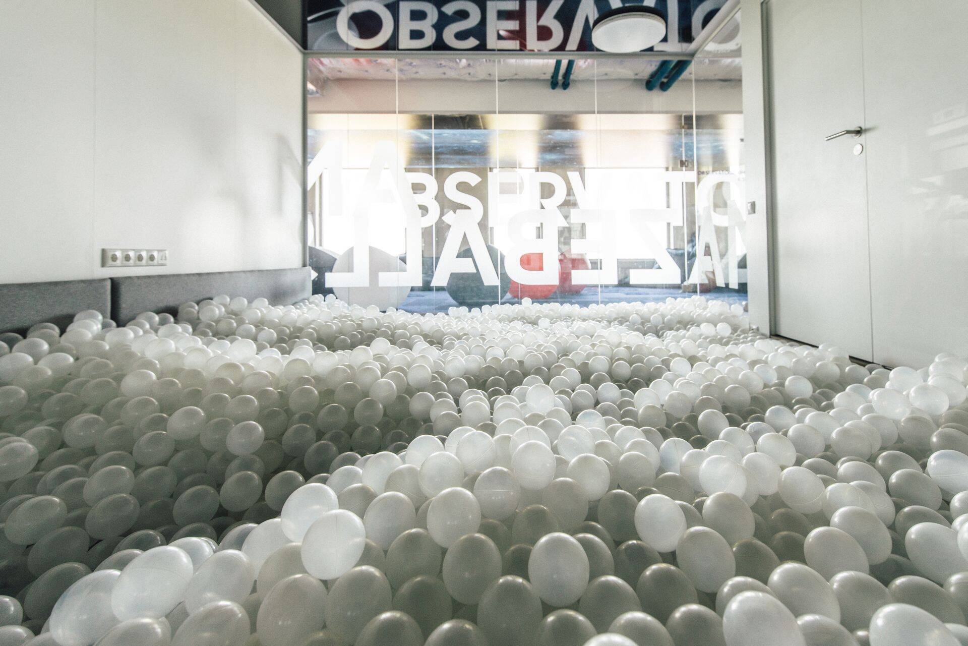 Loomulikult ei puudu kontorist töötajate ja külaliste jaoks ka pallimeri, kuhu sisse hüpata.