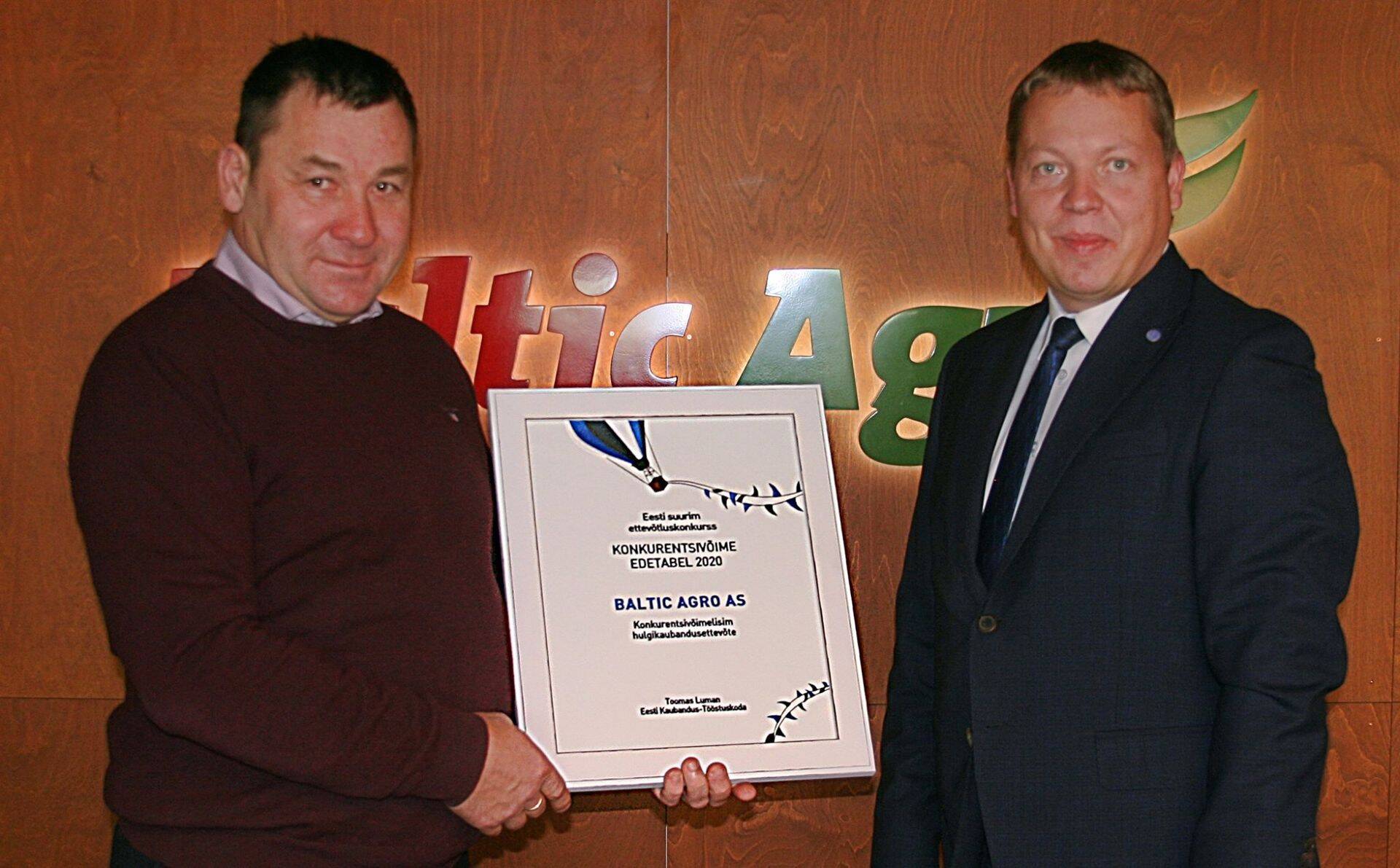 Mait Palts andis üle konkurentsivõimelisima hulgikaubandusettevõtte aukirja Baltic Agro juhile Ants Puustale.