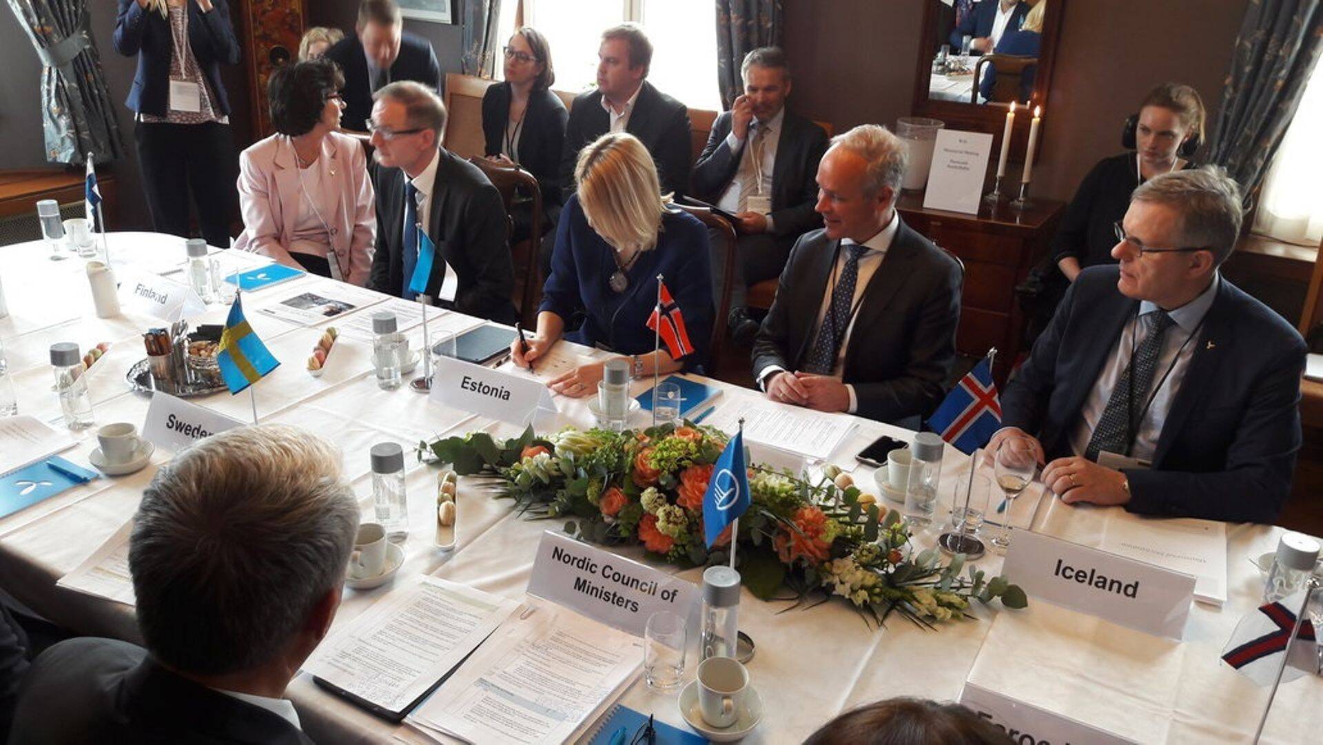 Minister Urve Palo allkirjastamisel Oslos