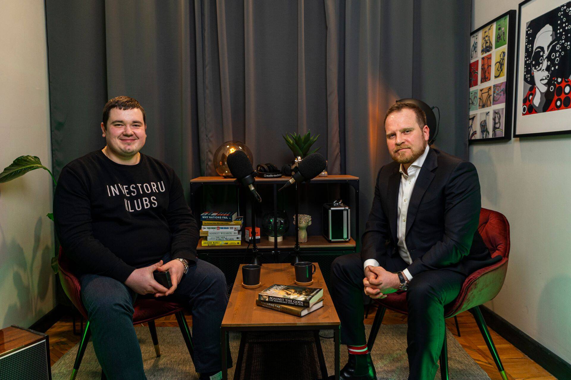 Pauls Miklaševičs, BluOr Bank aktīvu pārvaldīšanas direktors (no labās) un Kaspars Peisenieks, Investoru Kluba izpilddirektors