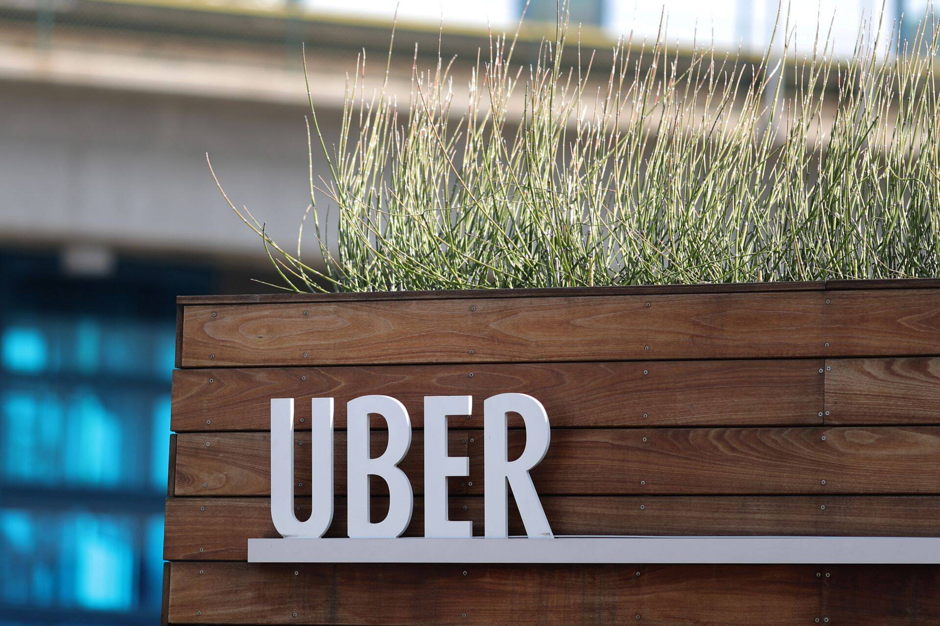 Uber ja Lyft ennast tööandjateks ei pea, vaid enda sõnul tegelevad vaid platvormi pakkumisega, kus inimesed, kes tahavad taksot sõita, leiavad endale kliente.