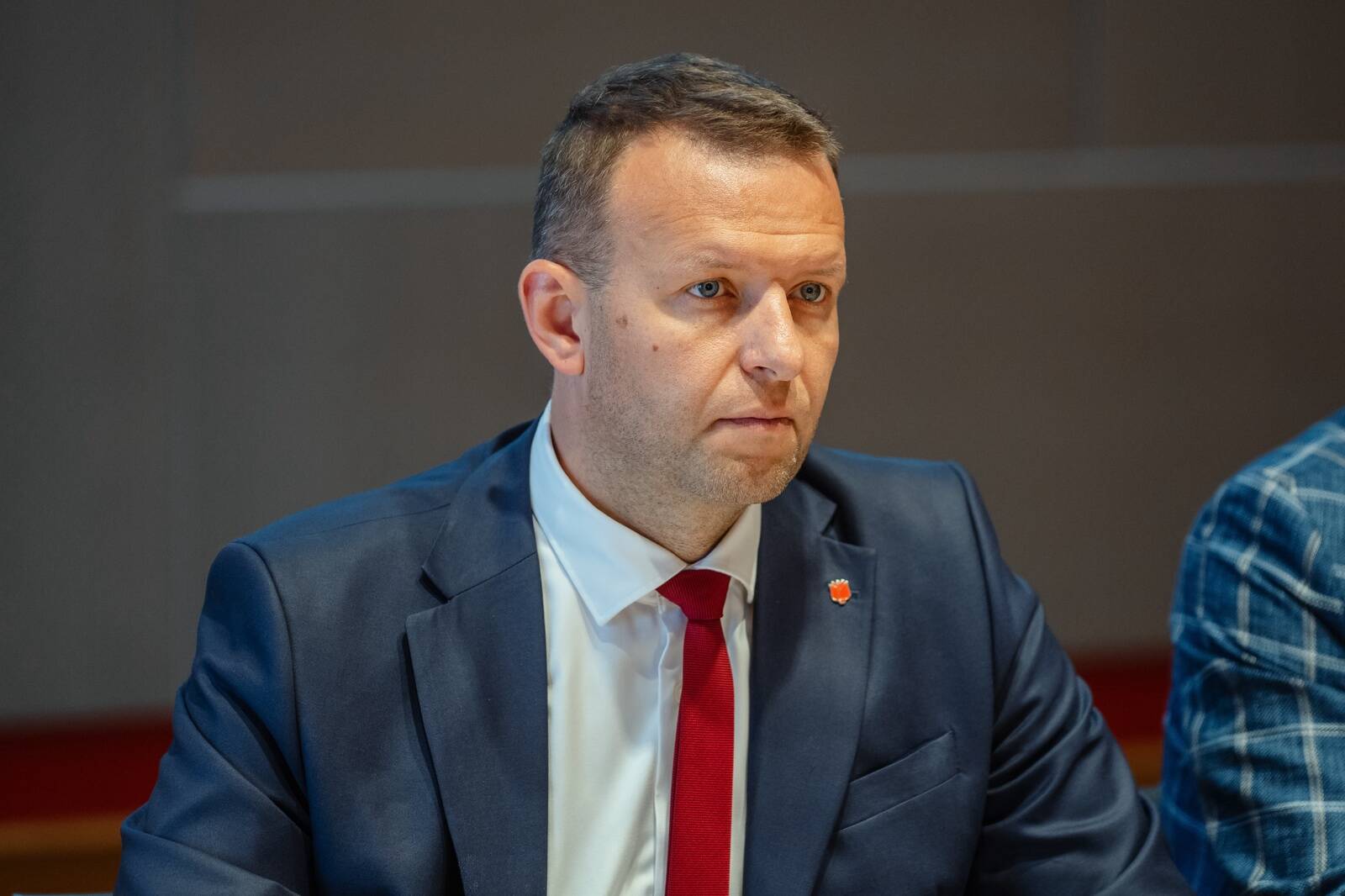 Министр внутренних дел и председатель Социал-демократической партии Лаури Ляэнеметс пояснил, что расходы будут расти, поэтому снижать налоги нецелесообразно.